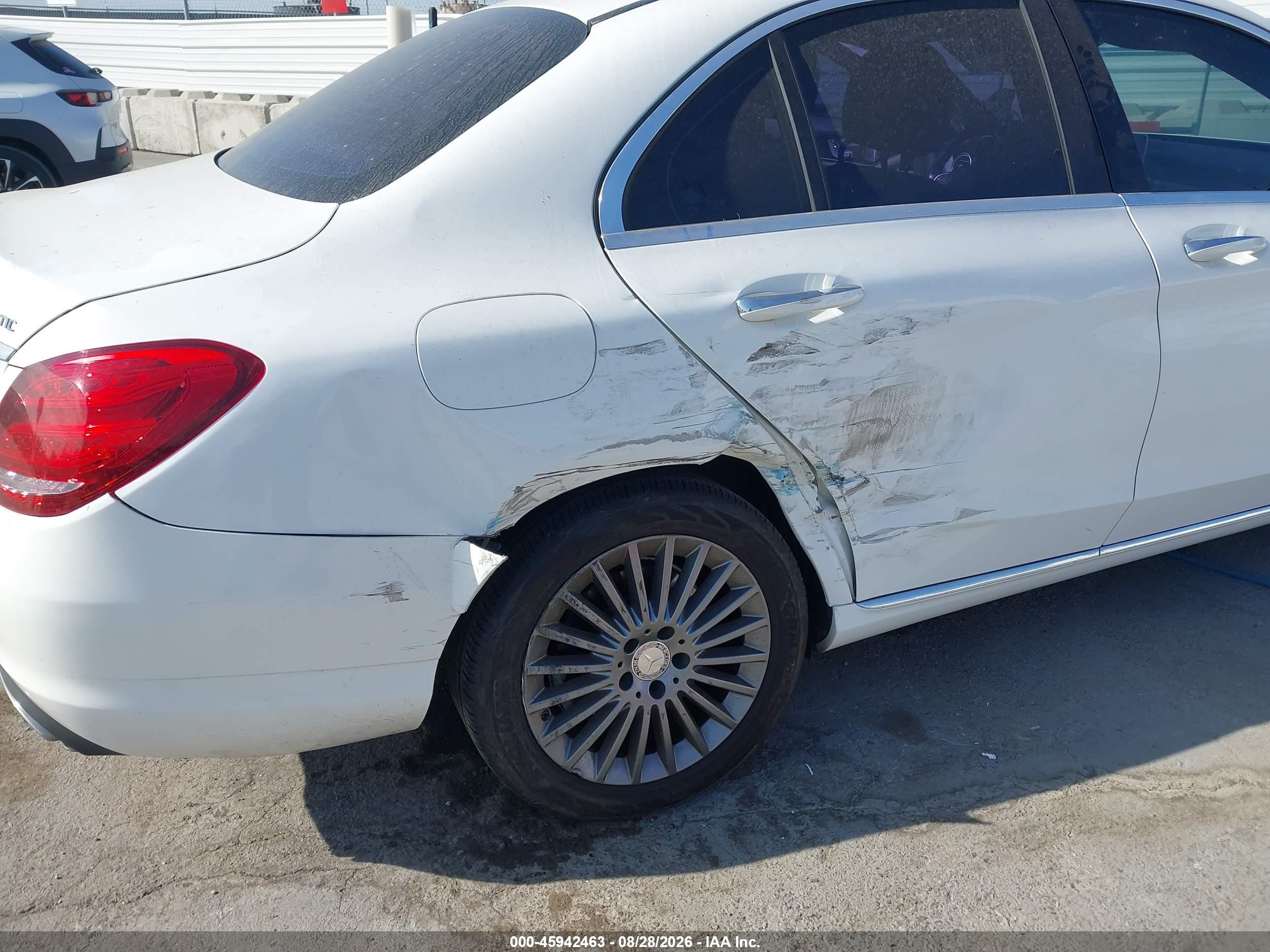 2015 Mercedes-benz C 300 Luxury 4matic Белый vin: 55SWF4KB3FU017575