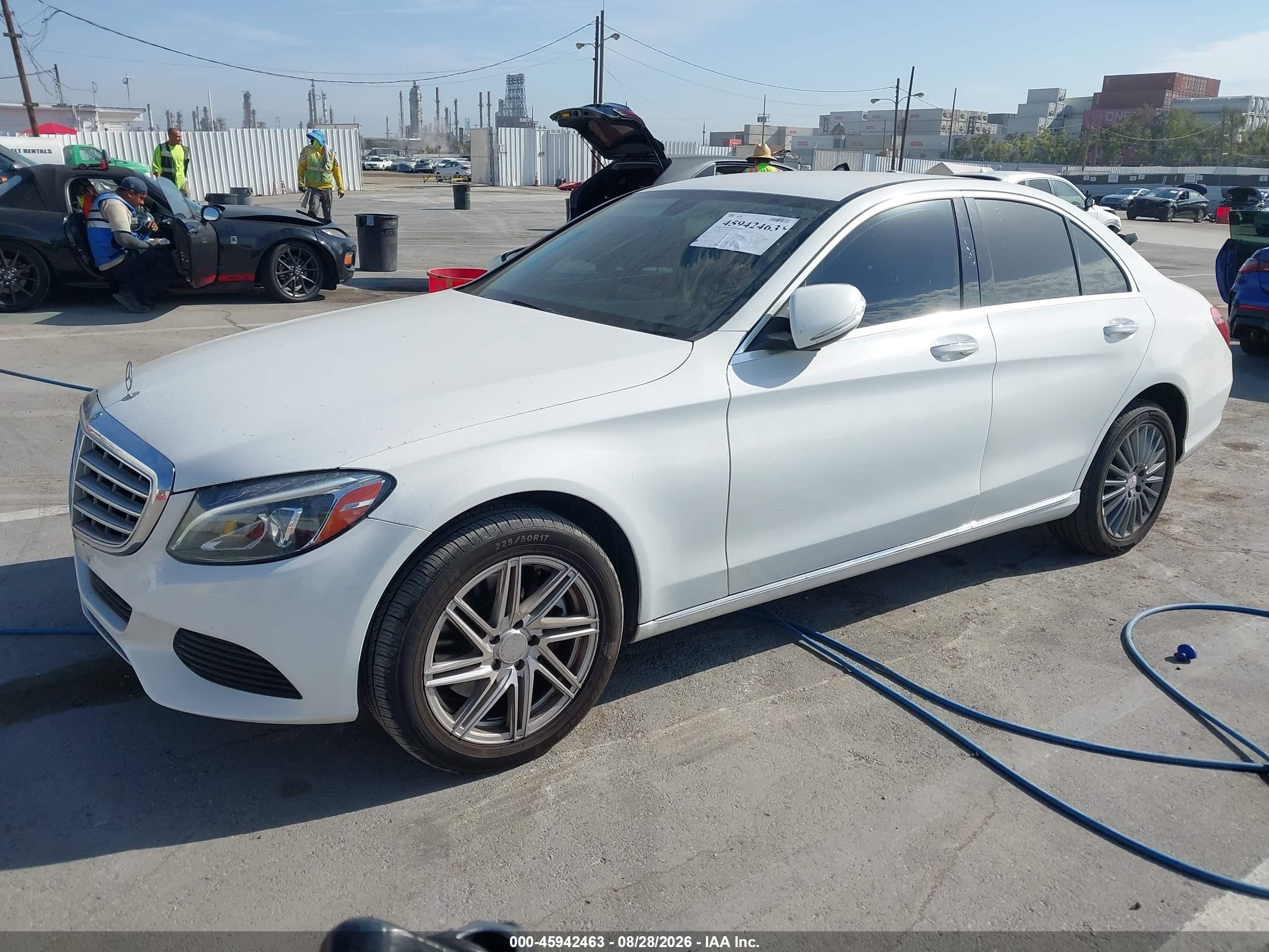2015 Mercedes-benz C 300 Luxury 4matic Белый vin: 55SWF4KB3FU017575