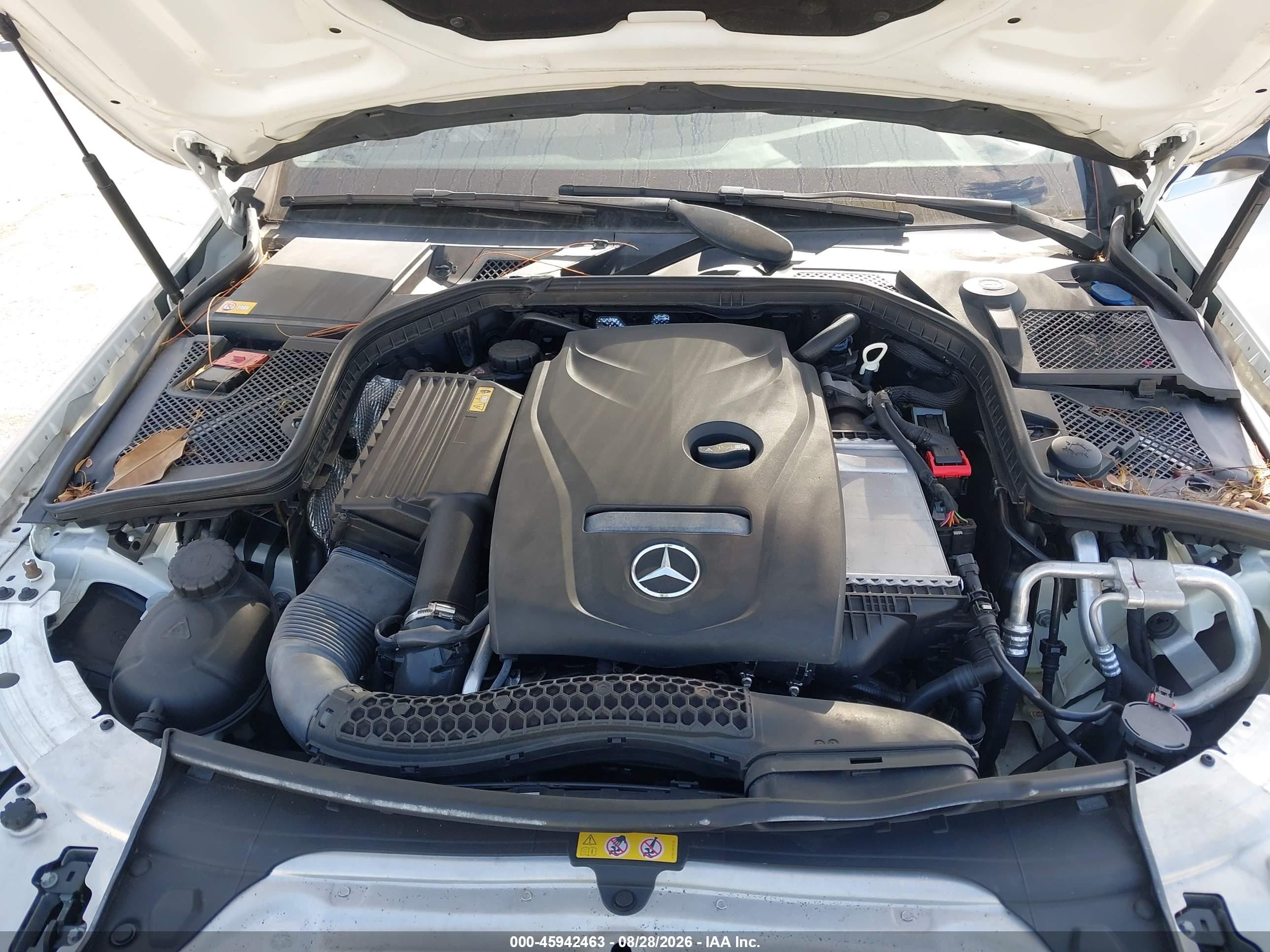 2015 Mercedes-benz C 300 Luxury 4matic Белый vin: 55SWF4KB3FU017575