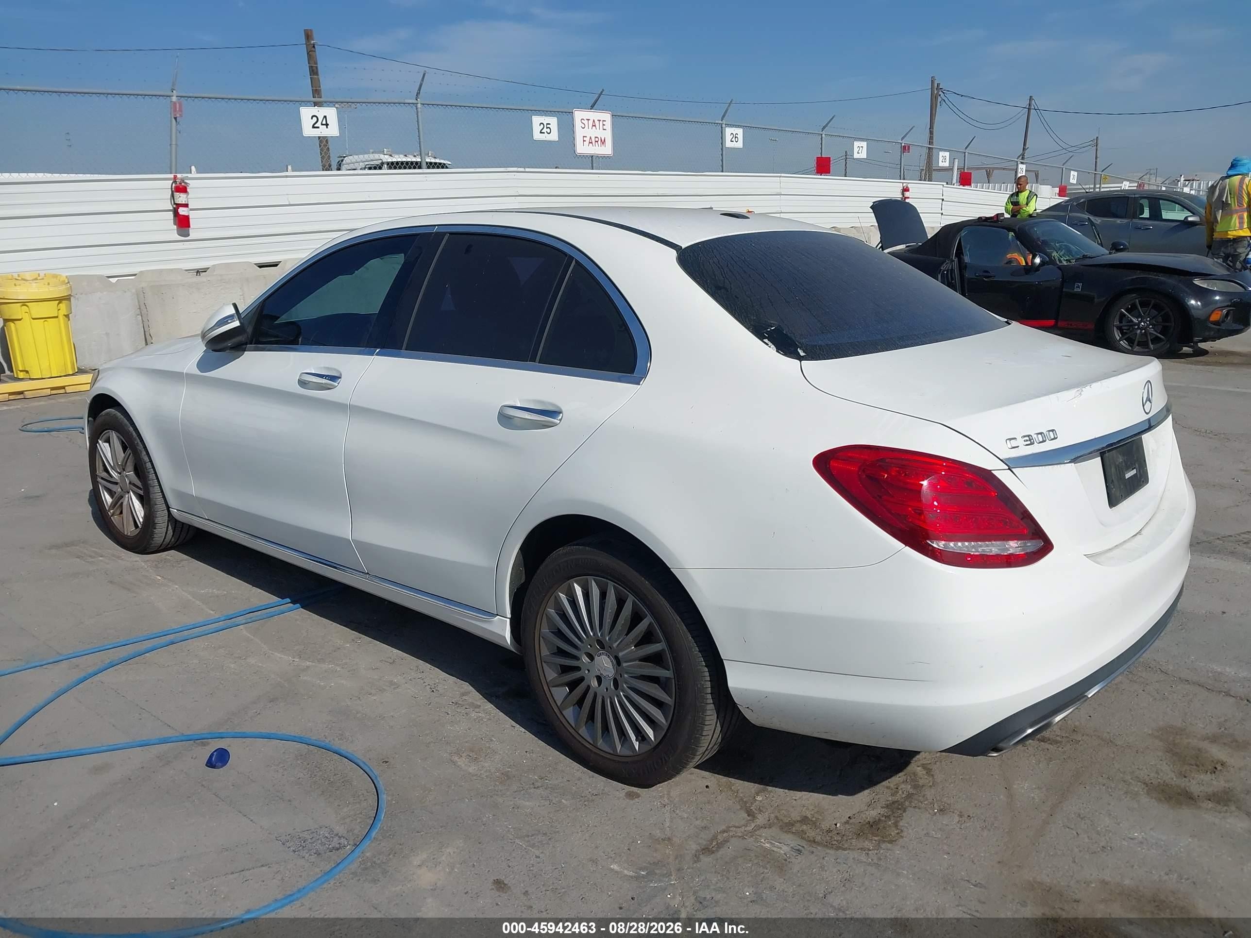 2015 Mercedes-benz C 300 Luxury 4matic Белый vin: 55SWF4KB3FU017575