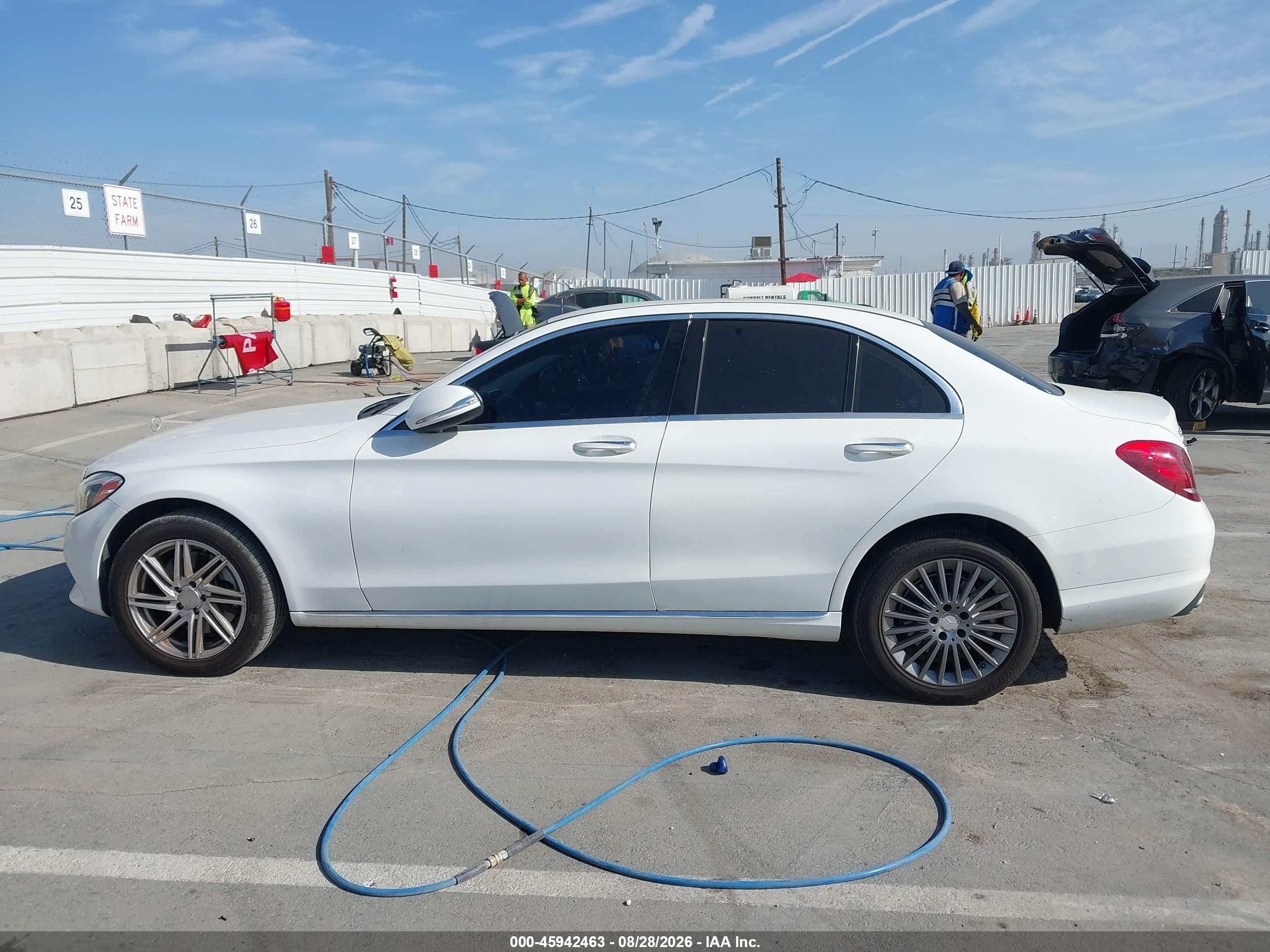 2015 Mercedes-benz C 300 Luxury 4matic Белый vin: 55SWF4KB3FU017575