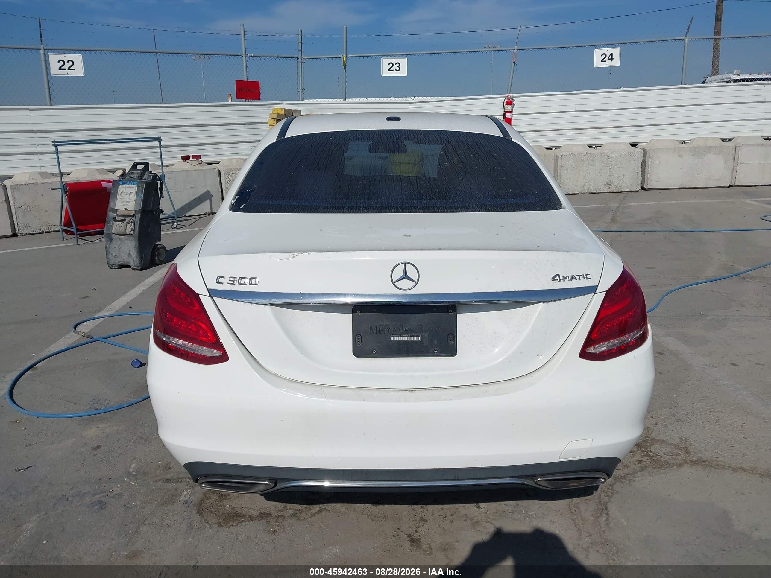 2015 Mercedes-benz C 300 Luxury 4matic Белый vin: 55SWF4KB3FU017575