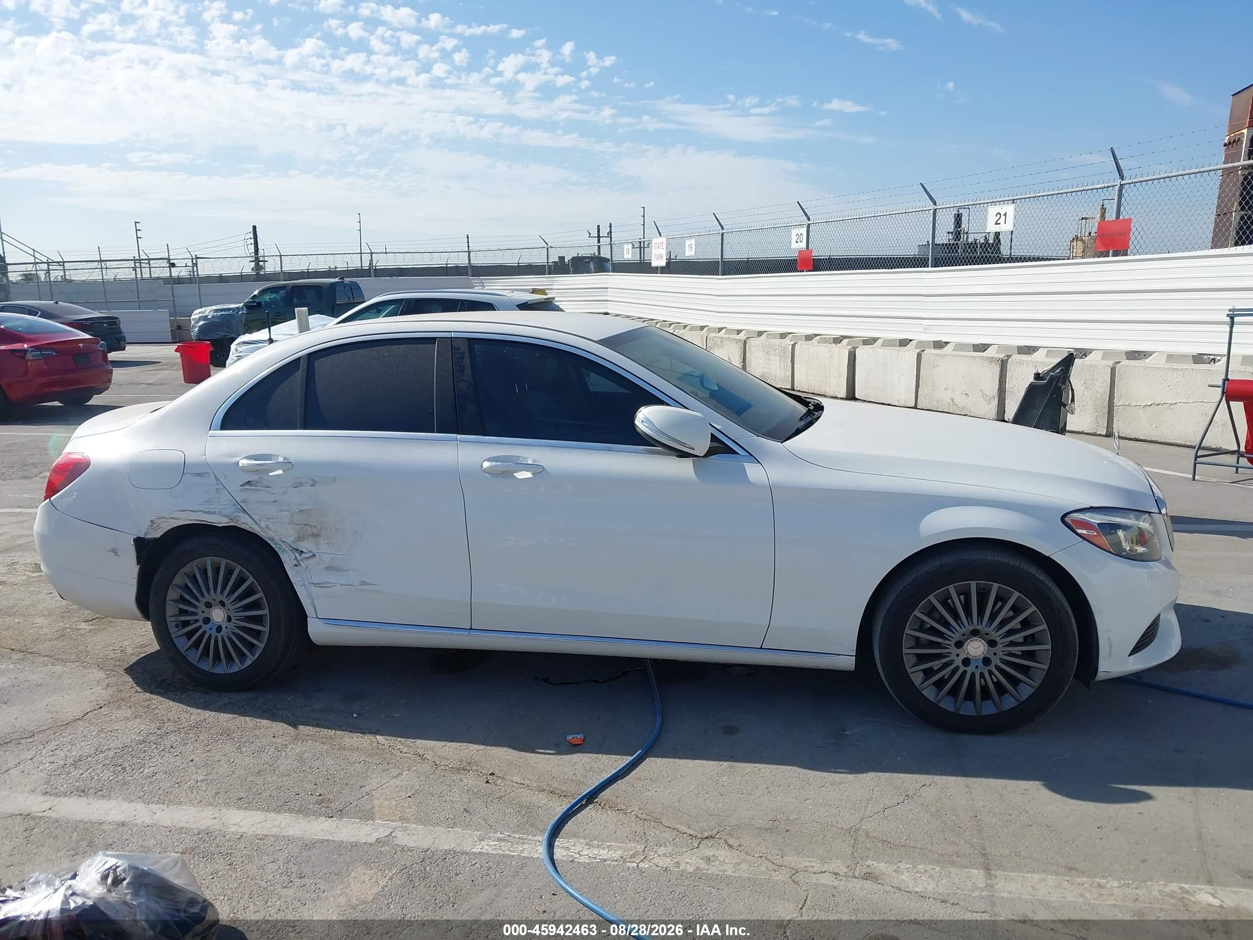 2015 Mercedes-benz C 300 Luxury 4matic Белый vin: 55SWF4KB3FU017575