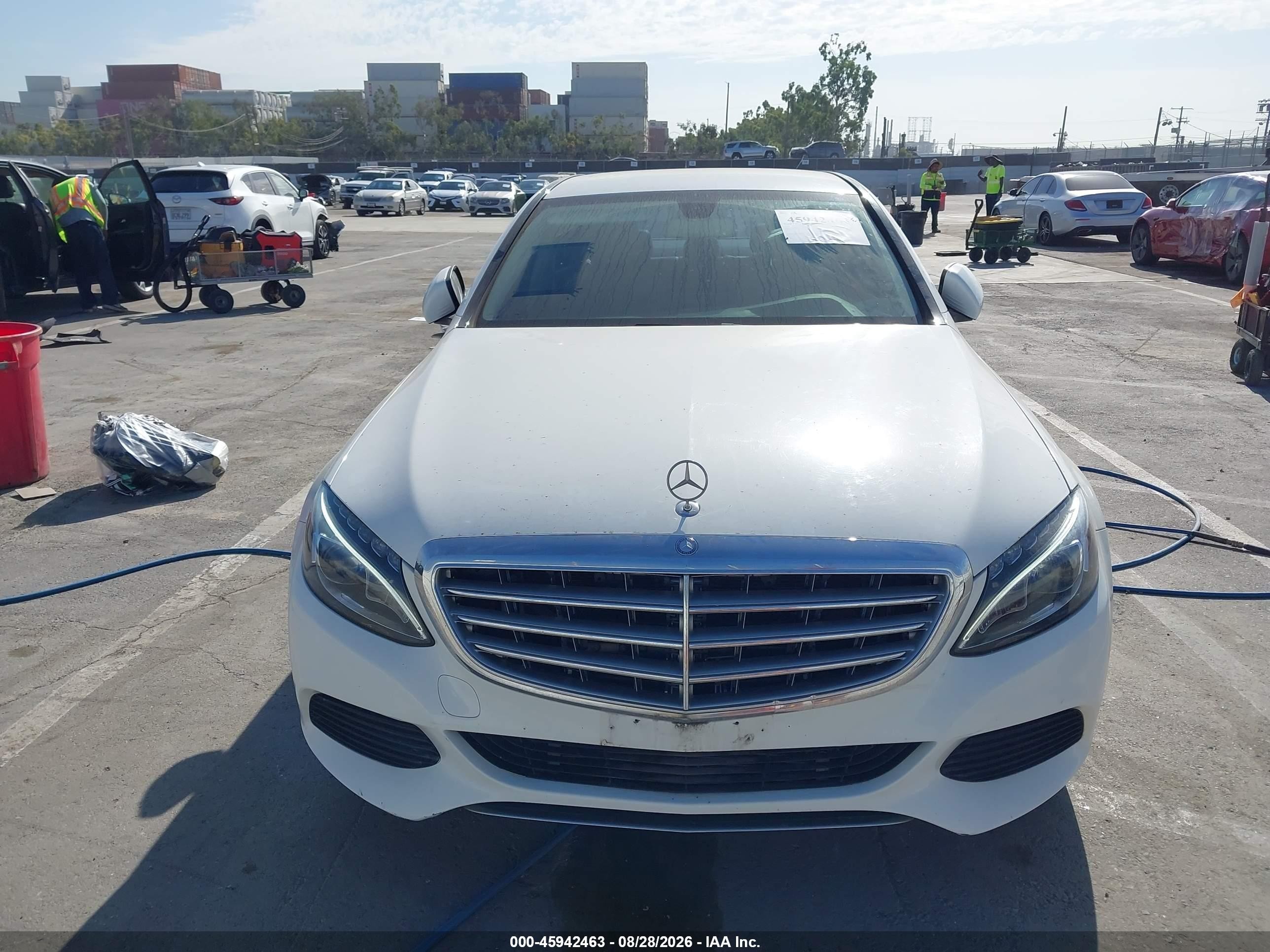 2015 Mercedes-benz C 300 Luxury 4matic Белый vin: 55SWF4KB3FU017575