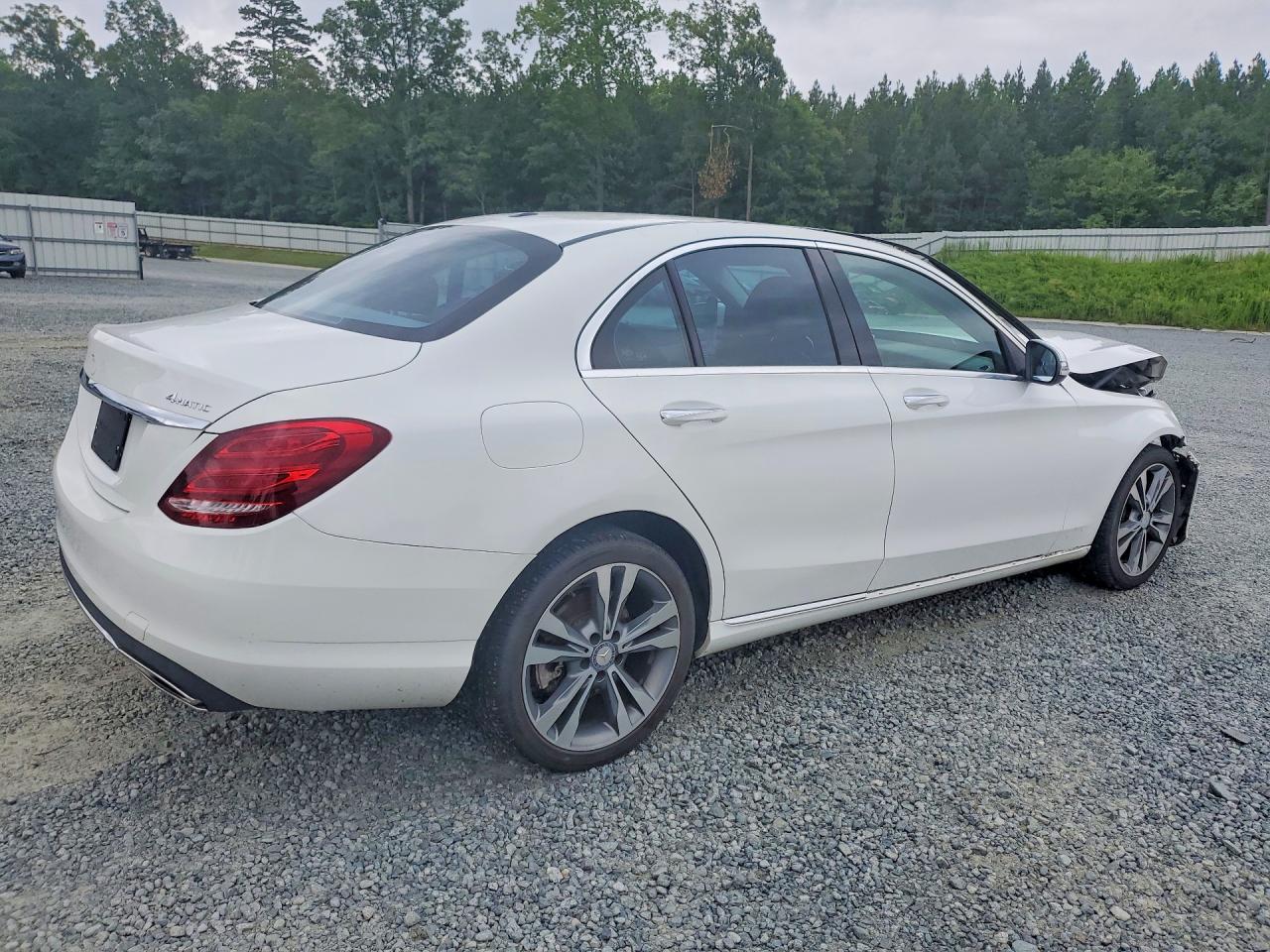 2015 Mercedes-benz C 300 4matic White vin: 55SWF4KB3FU028351