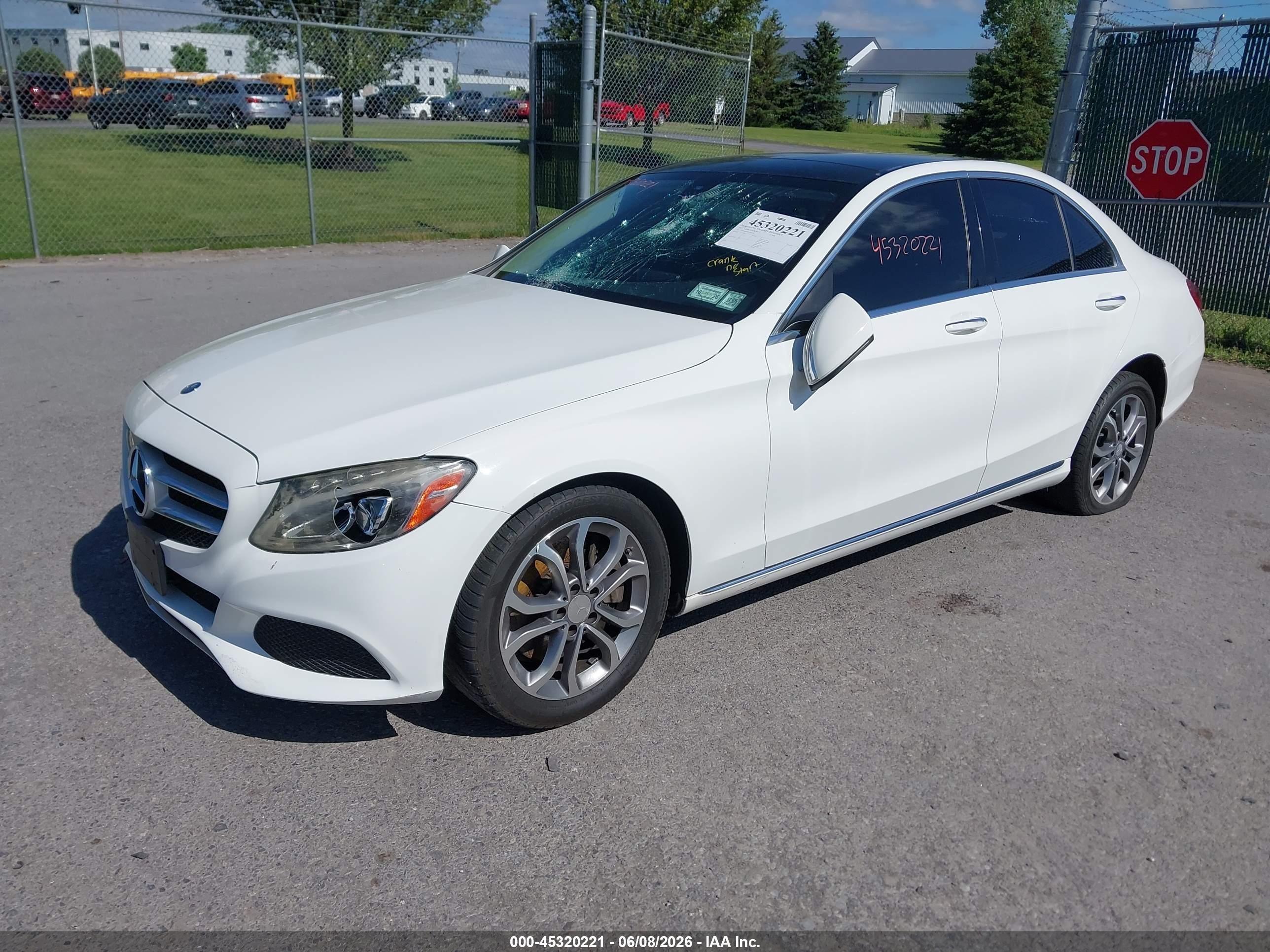 2015 Mercedes-benz C 300 4matic Белый vin: 55SWF4KB3FU083124