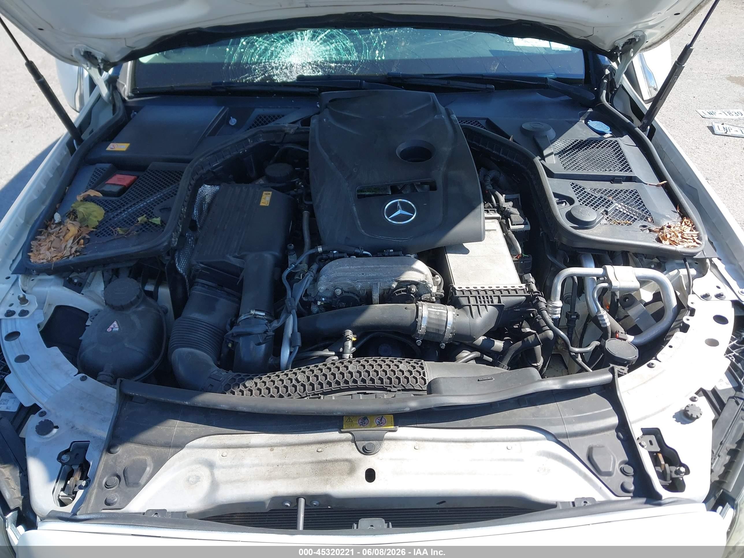 2015 Mercedes-benz C 300 4matic Белый vin: 55SWF4KB3FU083124