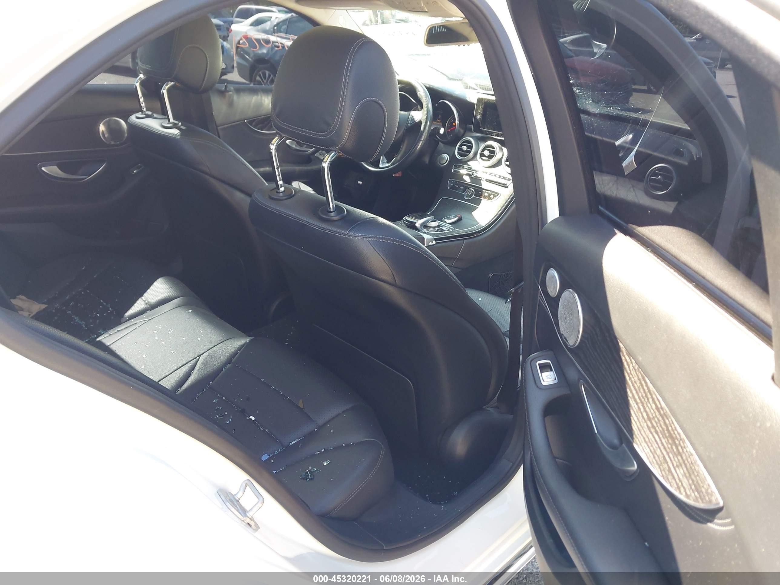 2015 Mercedes-benz C 300 4matic Белый vin: 55SWF4KB3FU083124