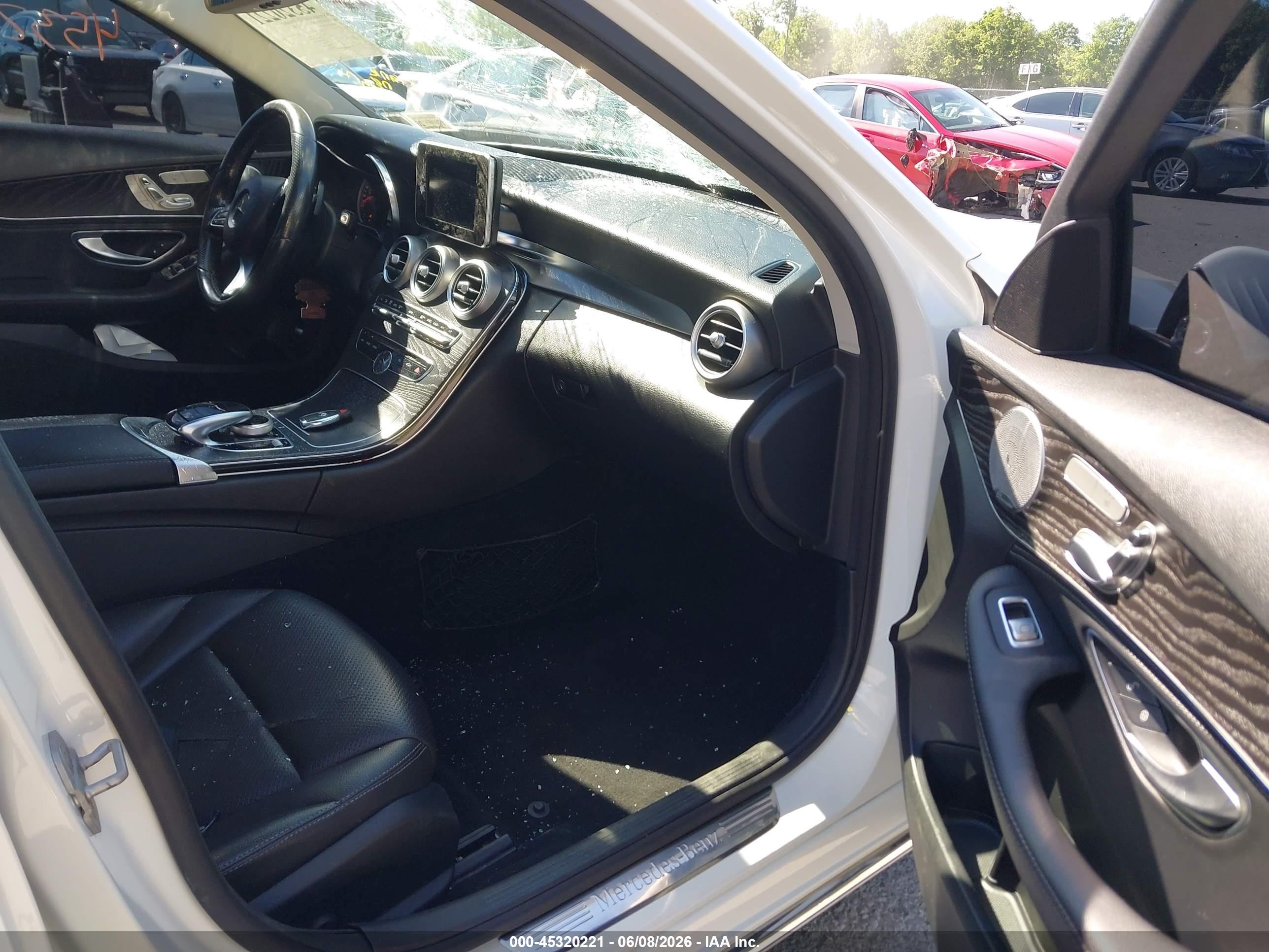 2015 Mercedes-benz C 300 4matic Белый vin: 55SWF4KB3FU083124