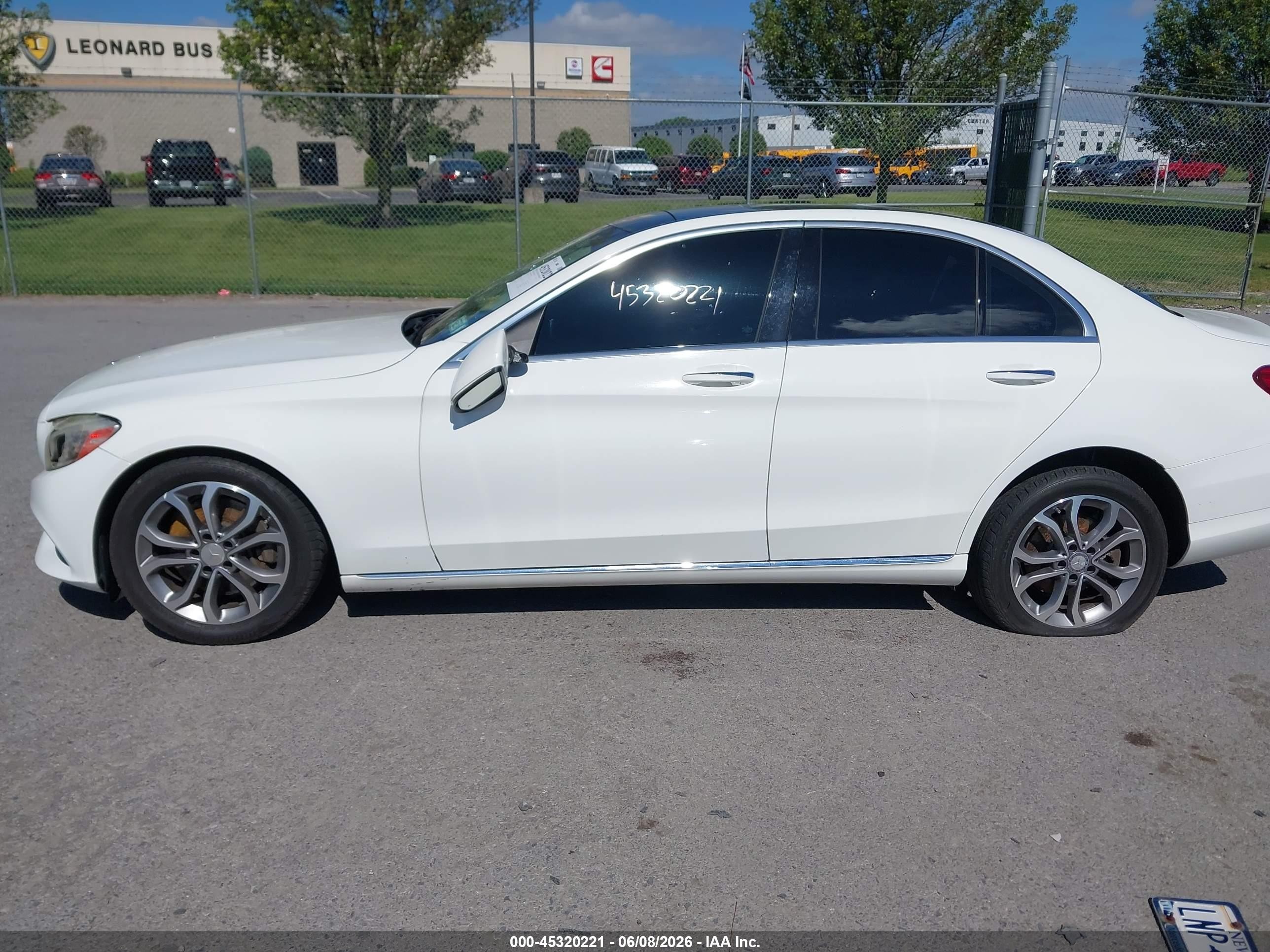 2015 Mercedes-benz C 300 4matic Белый vin: 55SWF4KB3FU083124
