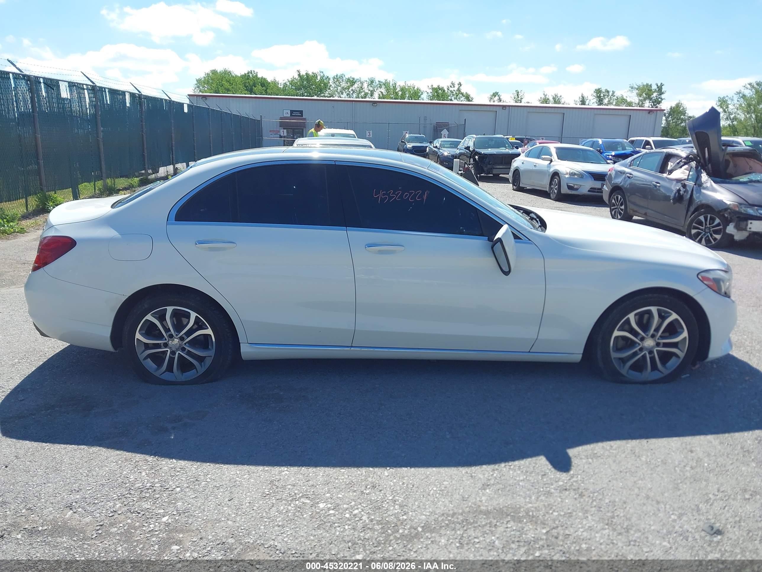2015 Mercedes-benz C 300 4matic Белый vin: 55SWF4KB3FU083124