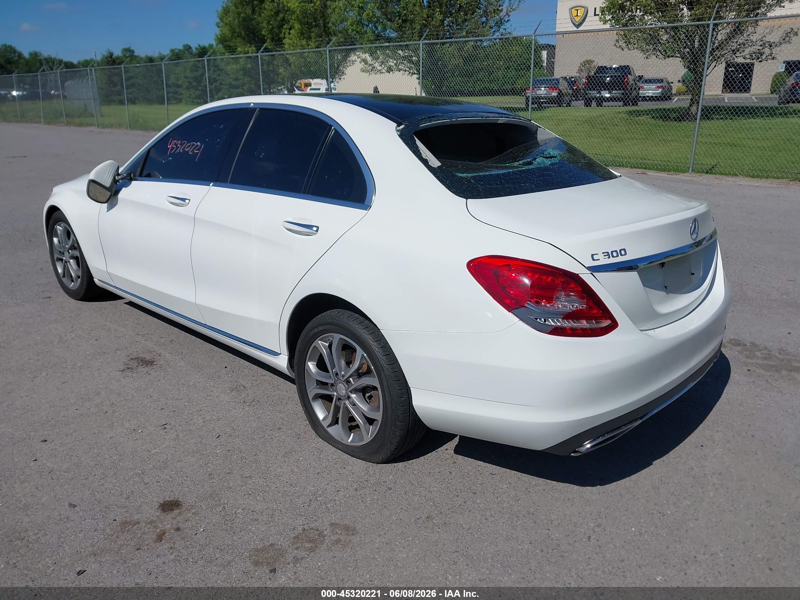 2015 Mercedes-benz C 300 4matic Белый vin: 55SWF4KB3FU083124