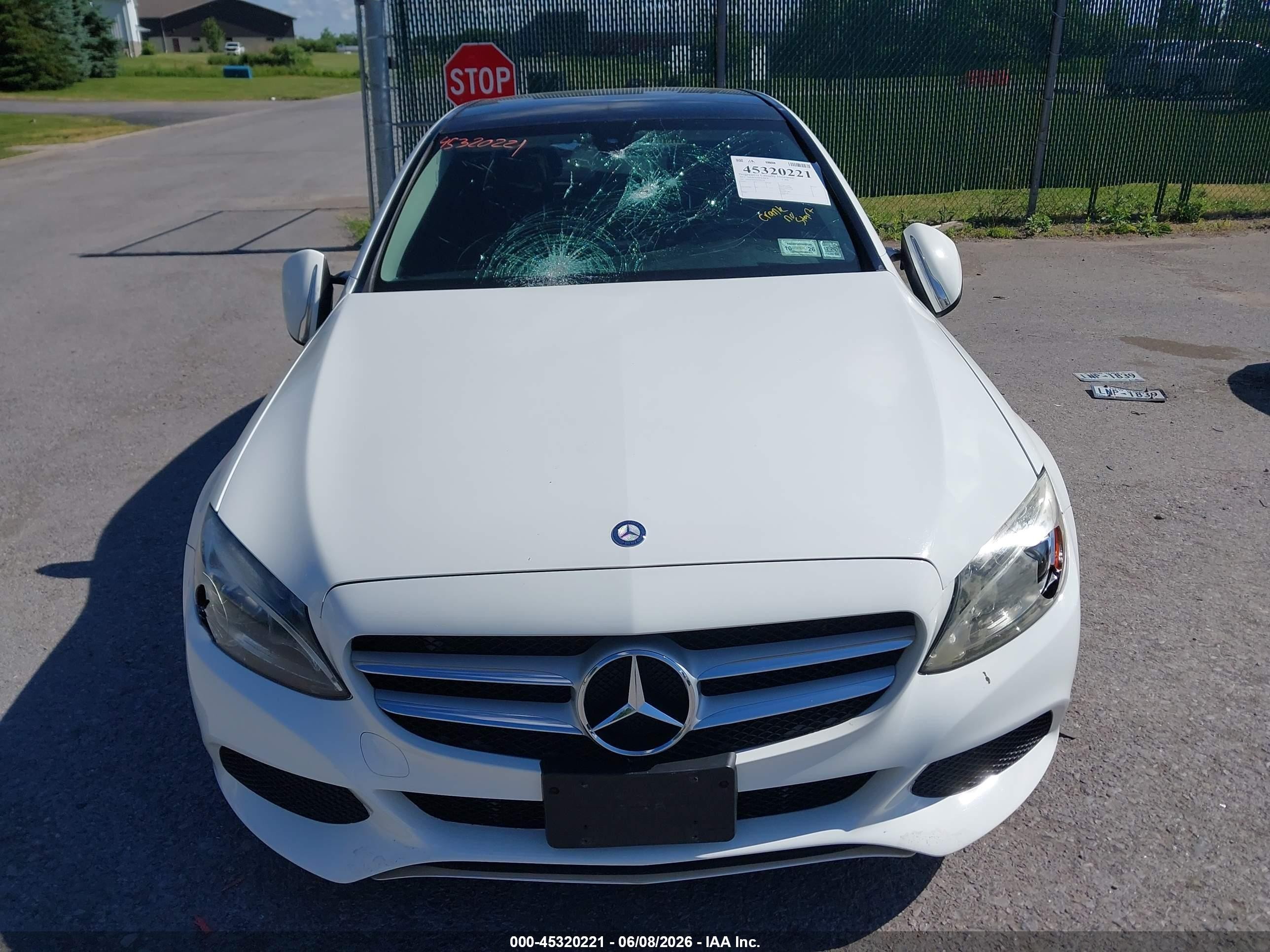2015 Mercedes-benz C 300 4matic Белый vin: 55SWF4KB3FU083124