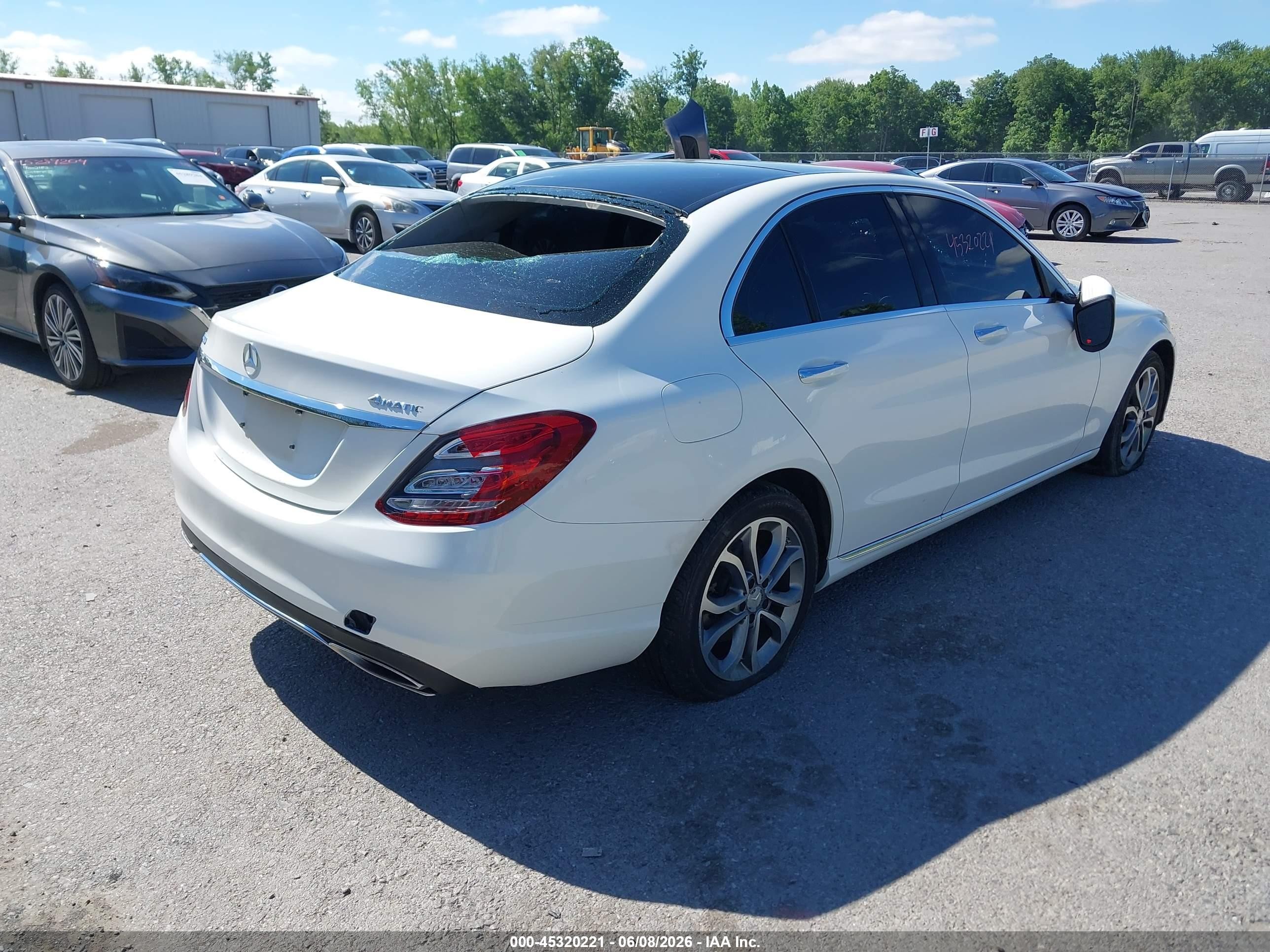 2015 Mercedes-benz C 300 4matic Белый vin: 55SWF4KB3FU083124