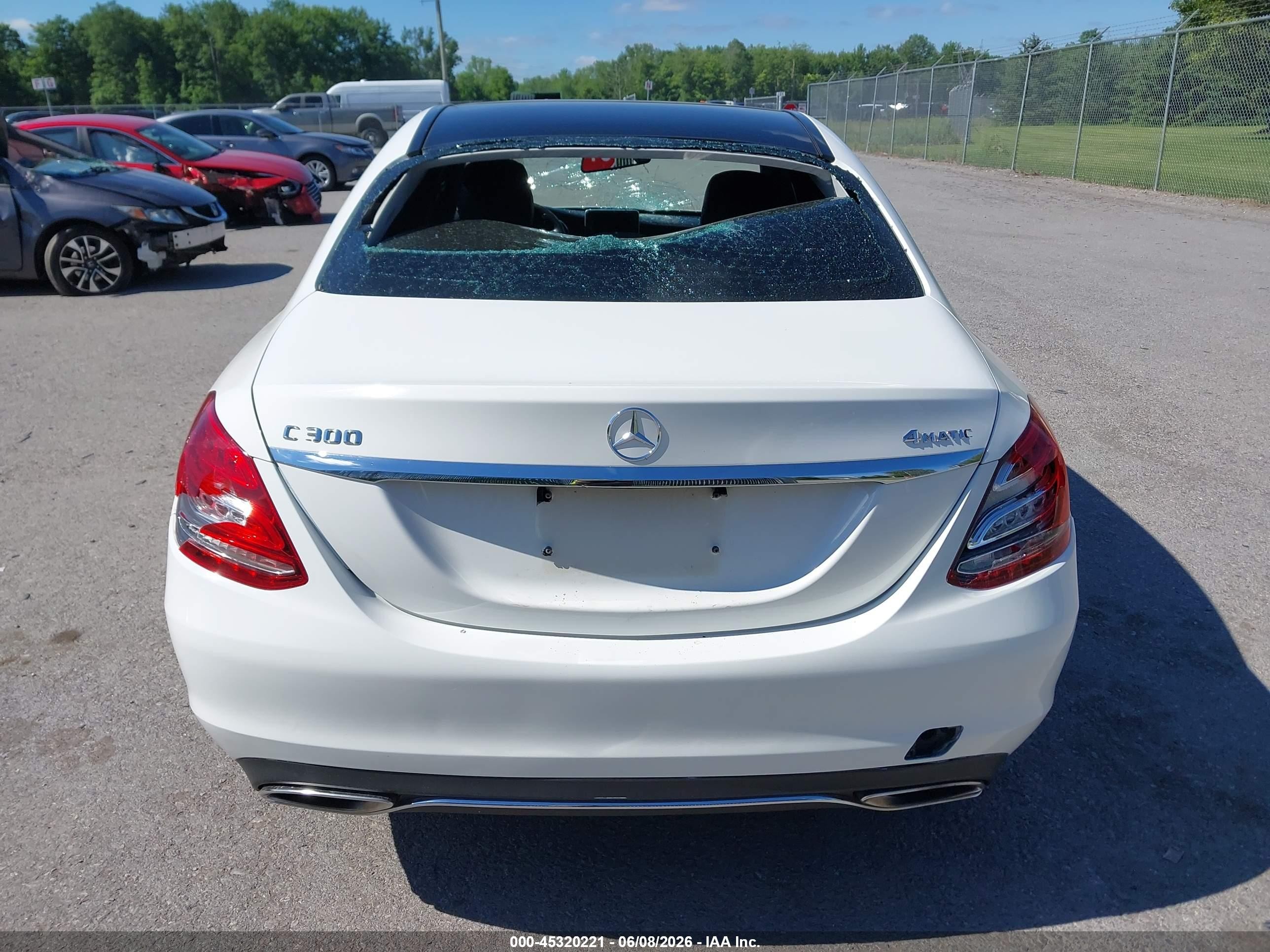 2015 Mercedes-benz C 300 4matic Белый vin: 55SWF4KB3FU083124
