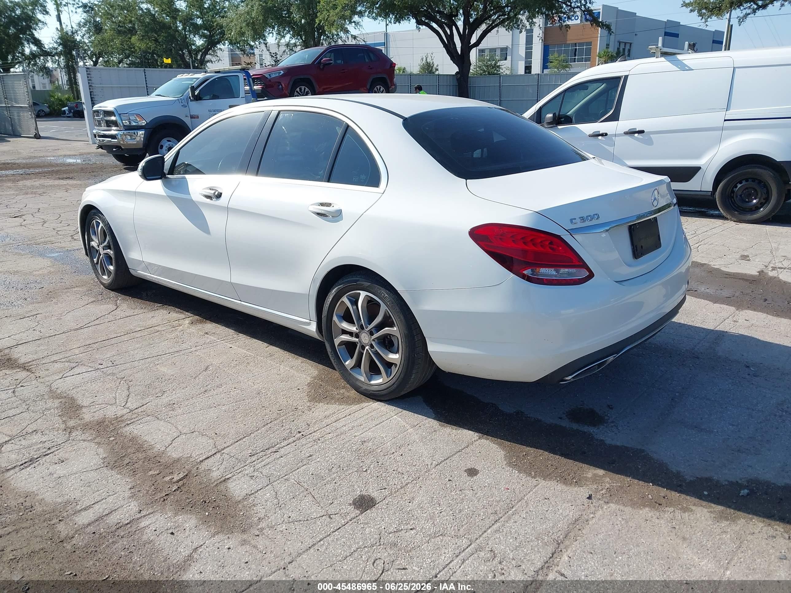2015 Mercedes-benz C 300 4matic White vin: 55SWF4KB4FU022624