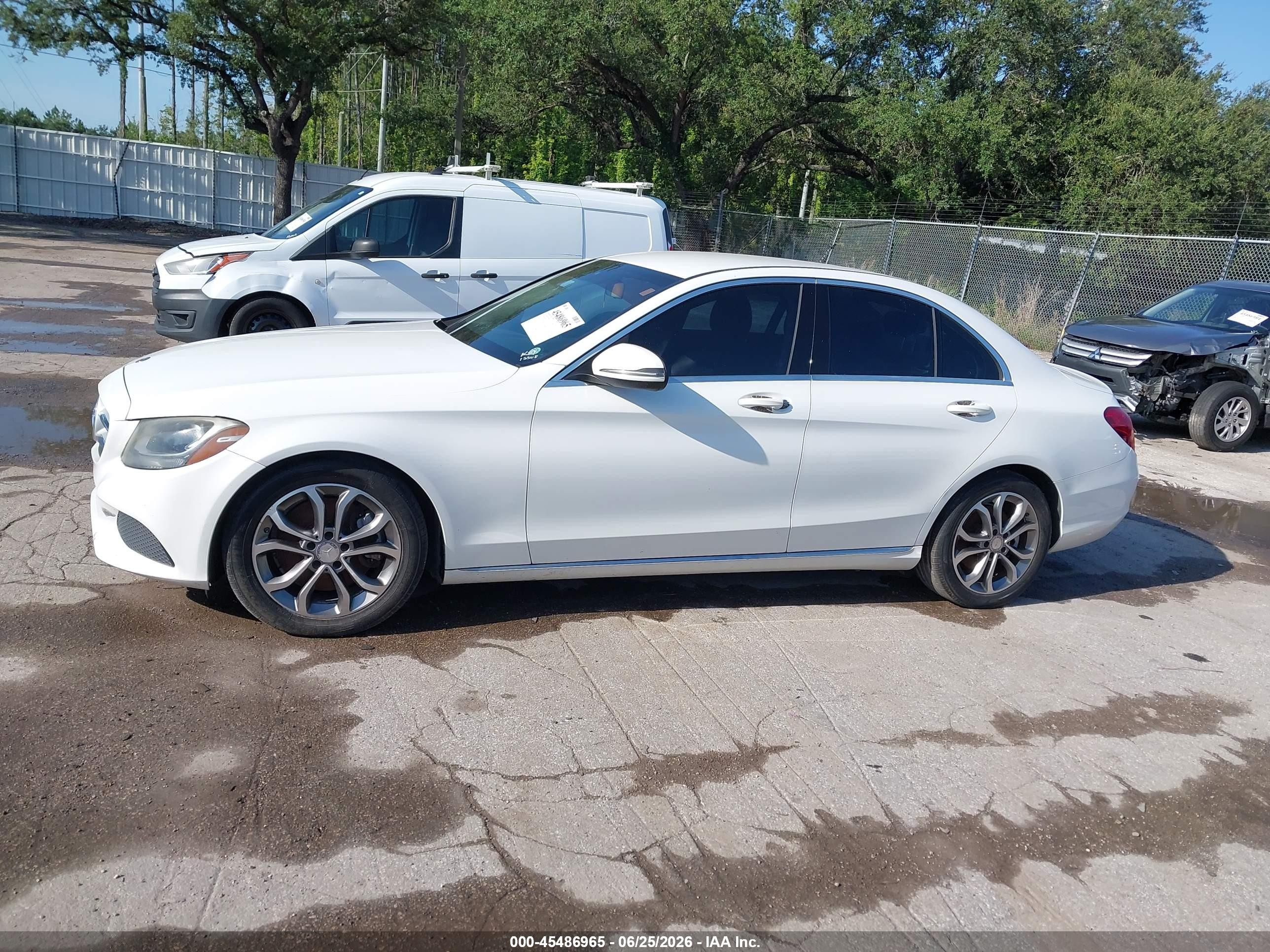 2015 Mercedes-benz C 300 4matic White vin: 55SWF4KB4FU022624