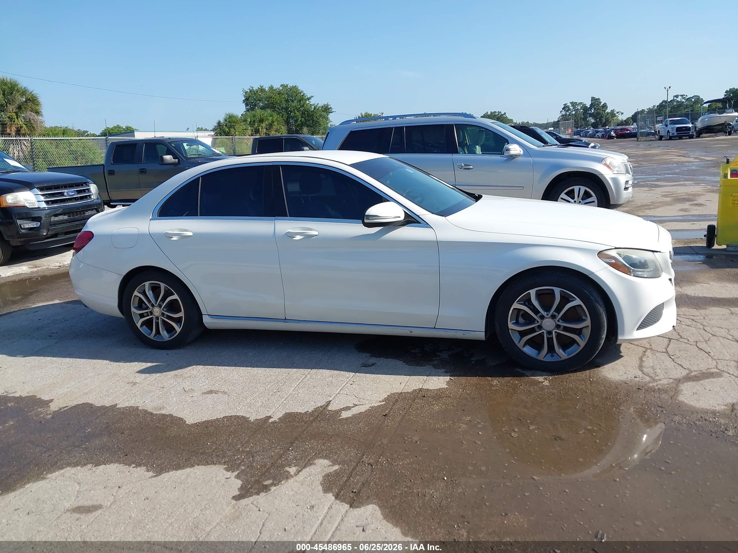 2015 Mercedes-benz C 300 4matic White vin: 55SWF4KB4FU022624