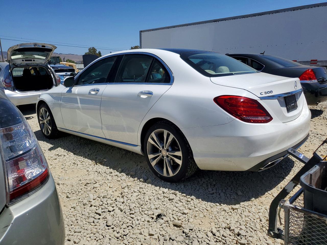 2015 Mercedes-benz C 300 4matic Белый vin: 55SWF4KB4FU032487