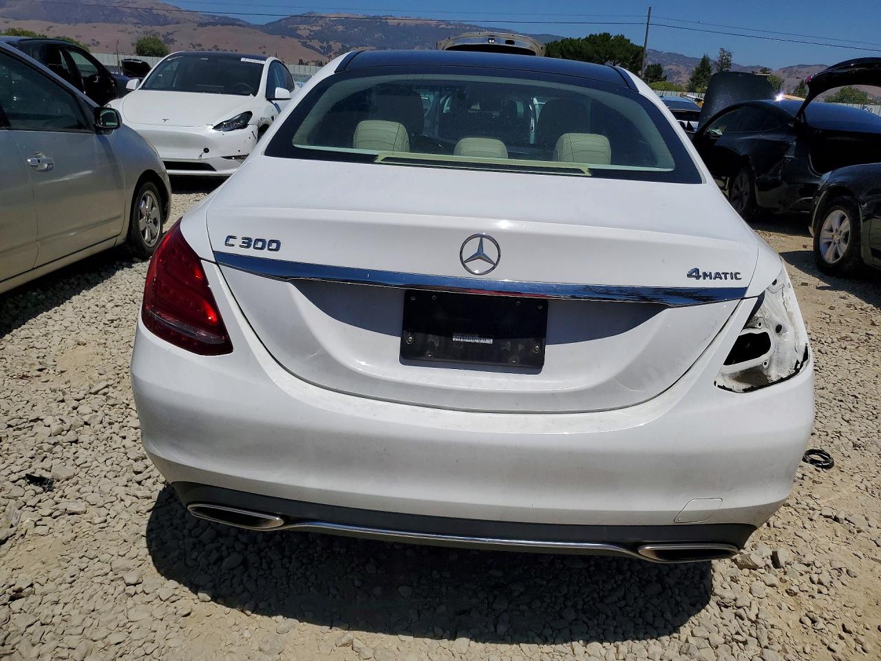 2015 Mercedes-benz C 300 4matic Белый vin: 55SWF4KB4FU032487