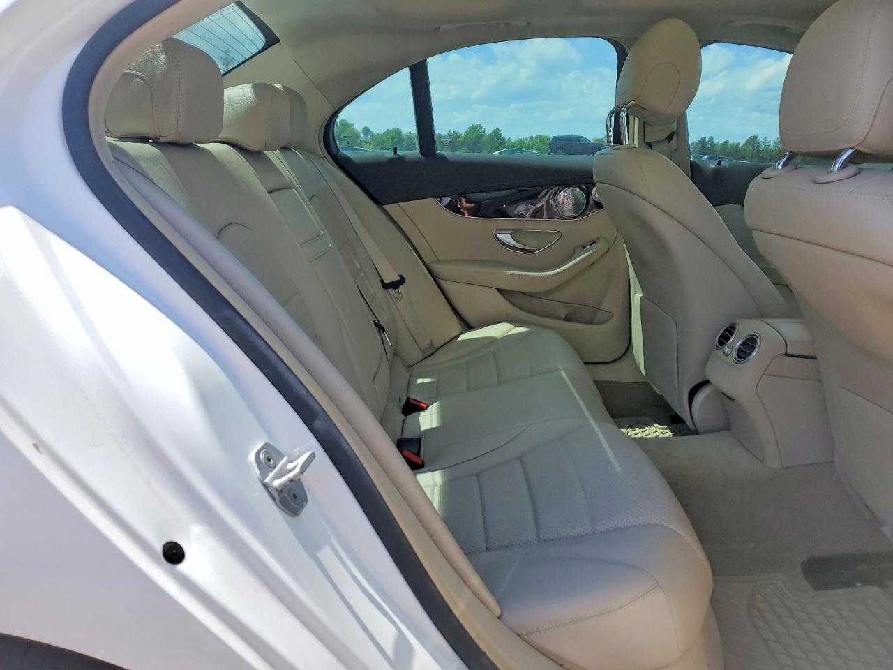 2015 Mercedes-benz C 300 4matic Белый vin: 55SWF4KB4FU049970