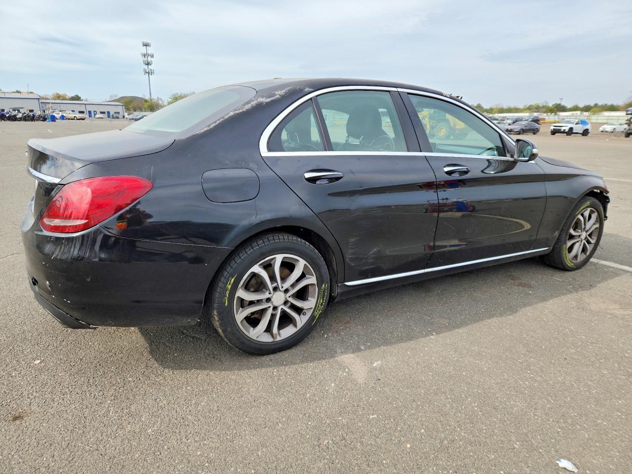 2015 Mercedes-benz C 300 4matic Черный vin: 55SWF4KB4FU093550