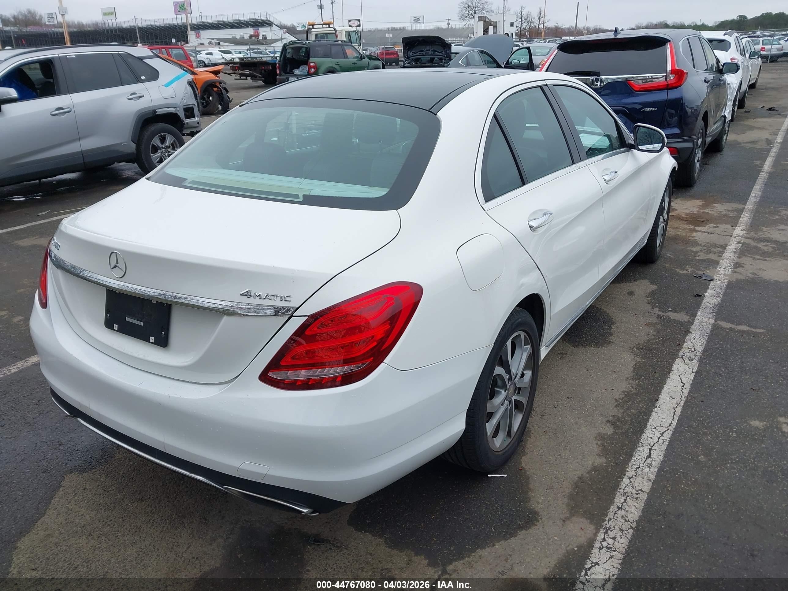 2015 Mercedes-benz C 300 4matic Белый vin: 55SWF4KB5FU010675