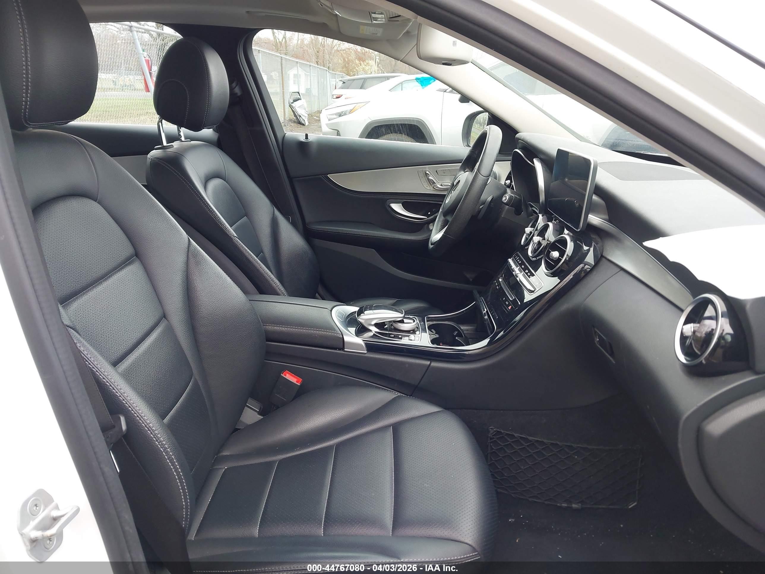 2015 Mercedes-benz C 300 4matic Белый vin: 55SWF4KB5FU010675