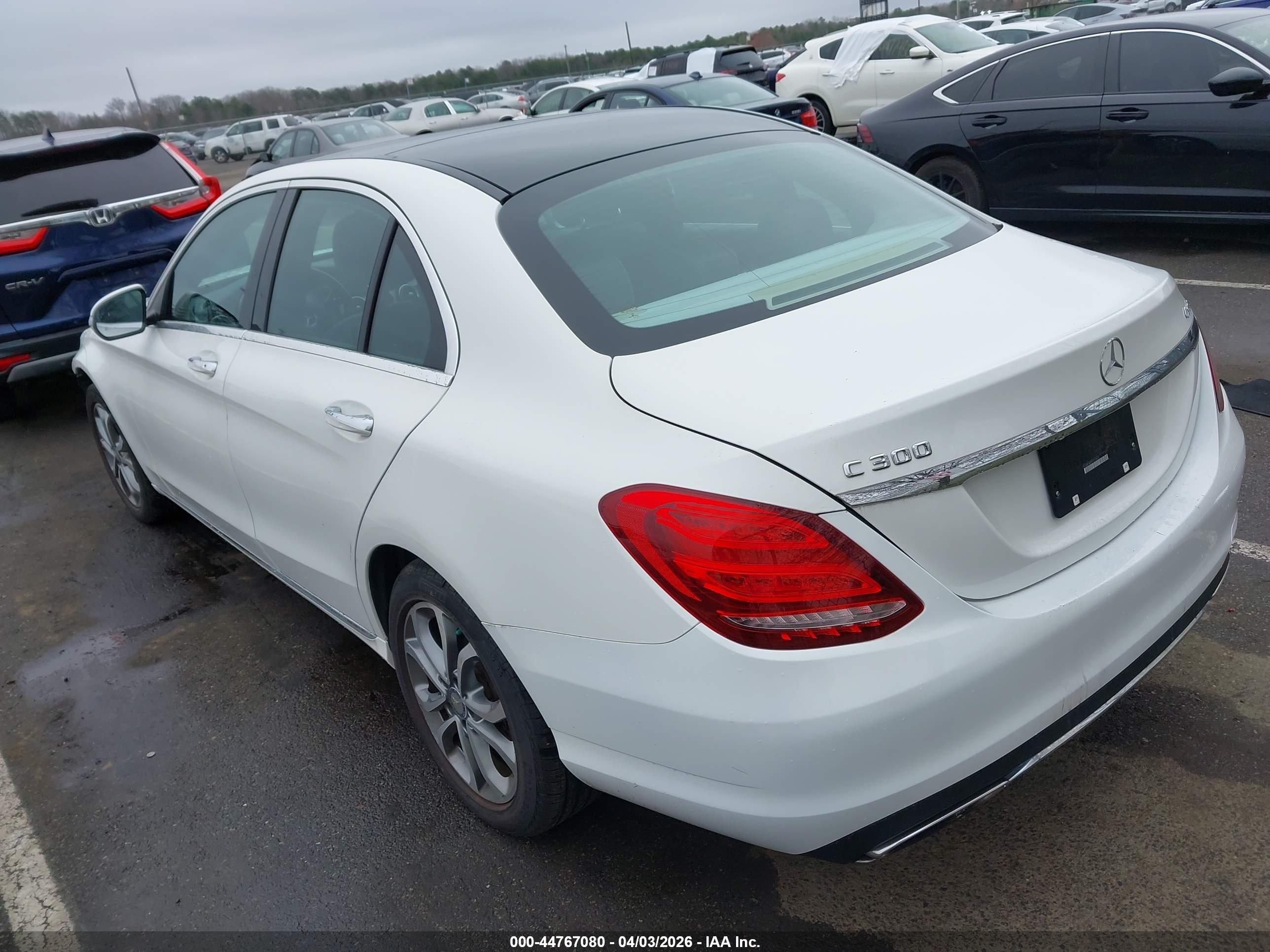 2015 Mercedes-benz C 300 4matic Белый vin: 55SWF4KB5FU010675