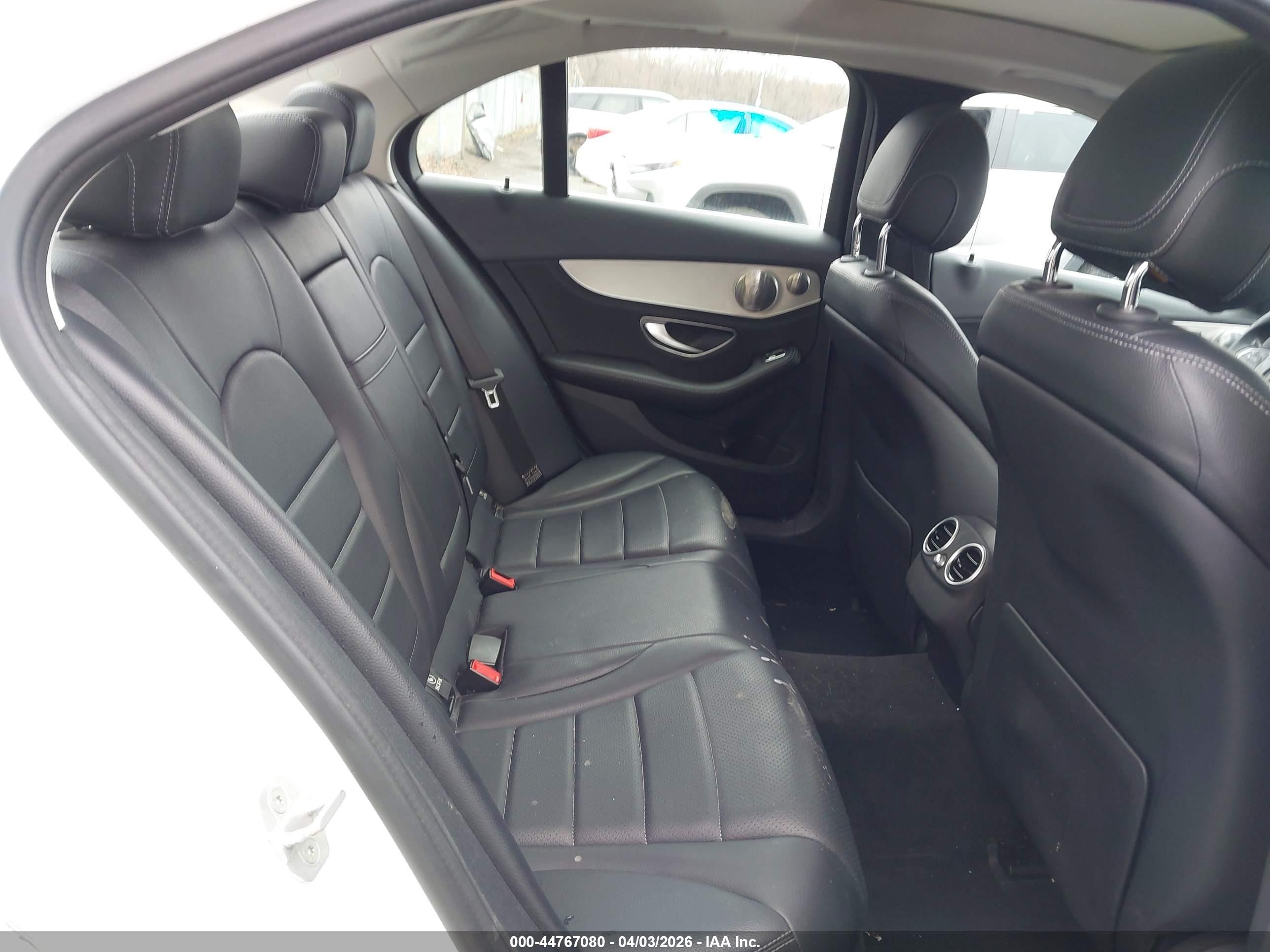 2015 Mercedes-benz C 300 4matic Белый vin: 55SWF4KB5FU010675