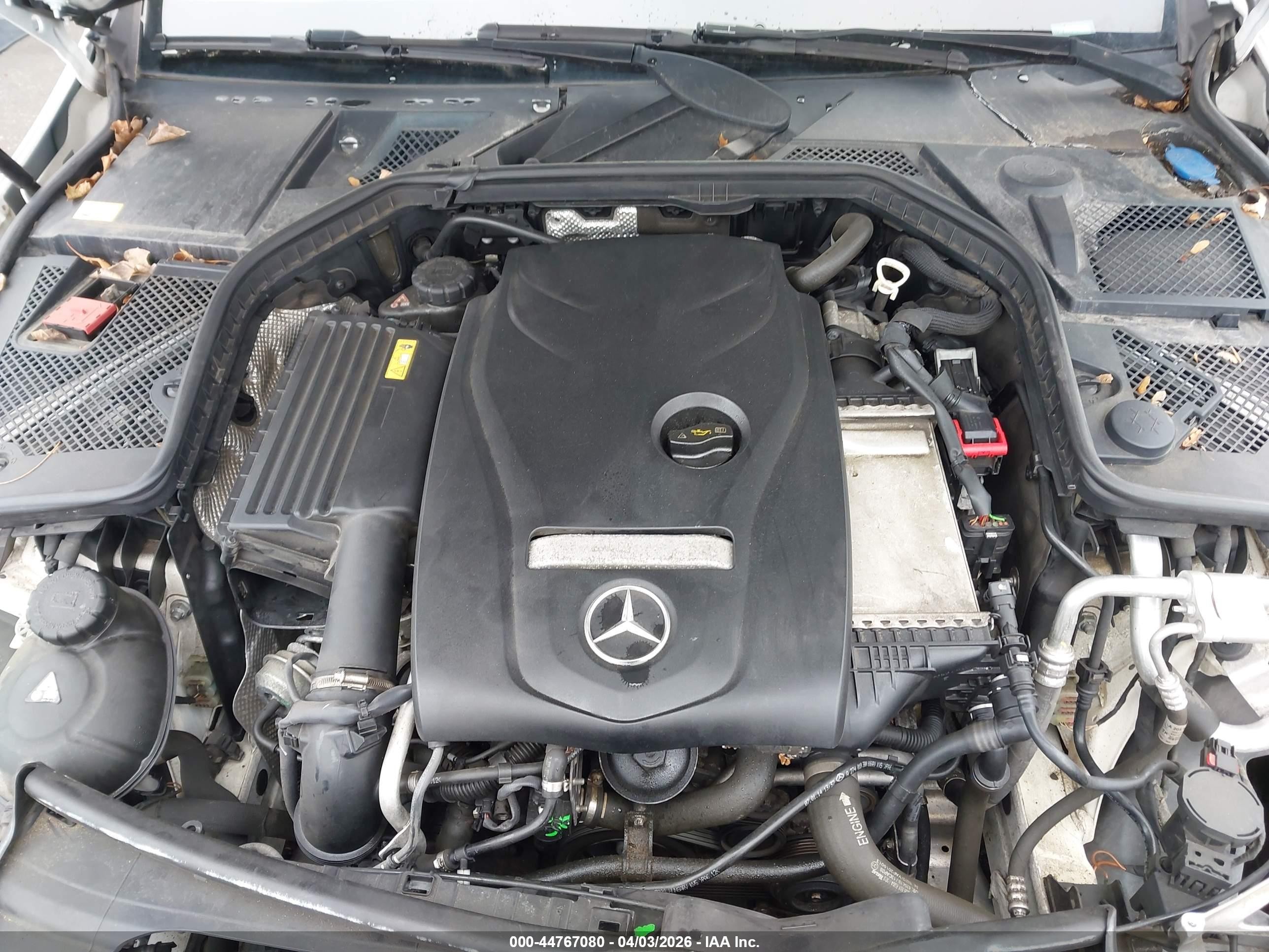 2015 Mercedes-benz C 300 4matic Белый vin: 55SWF4KB5FU010675