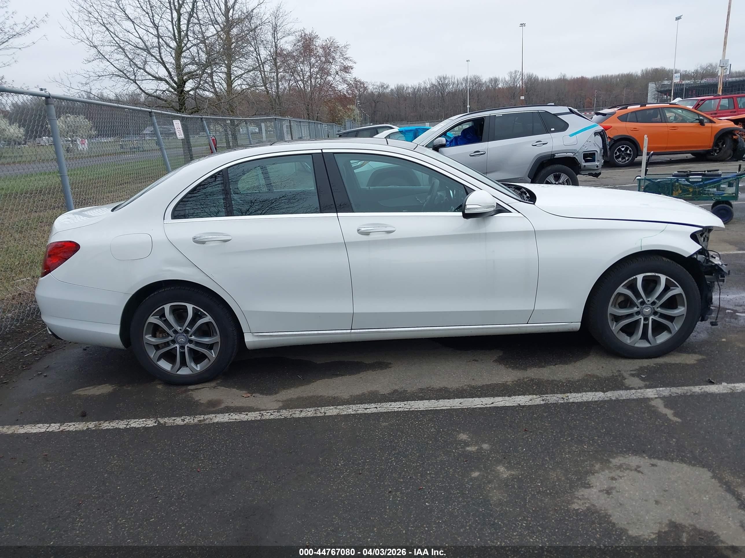 2015 Mercedes-benz C 300 4matic Белый vin: 55SWF4KB5FU010675