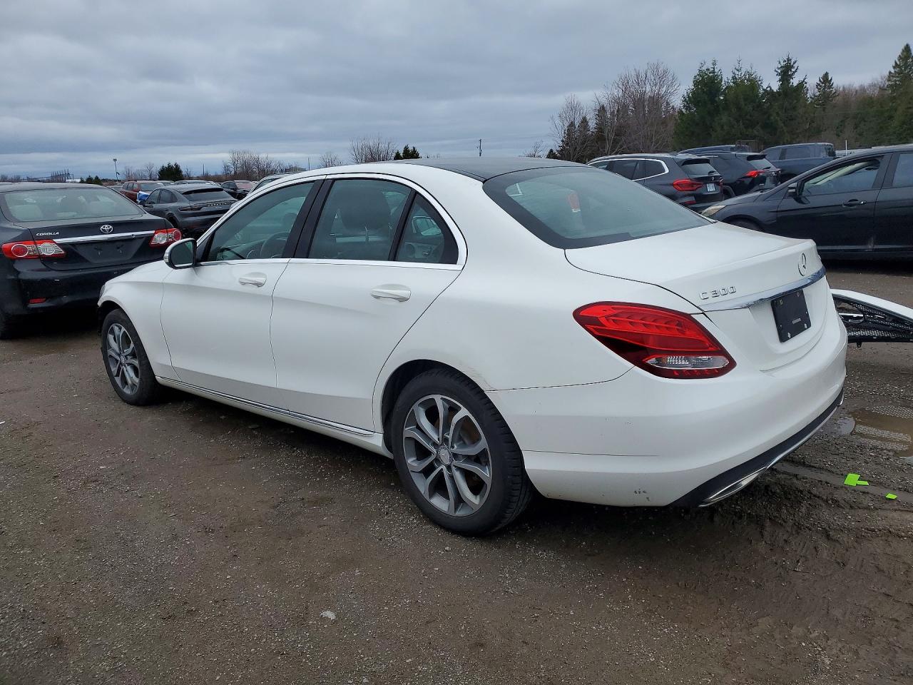 2015 Mercedes-benz C 300 4matic Белый vin: 55SWF4KB5FU022454