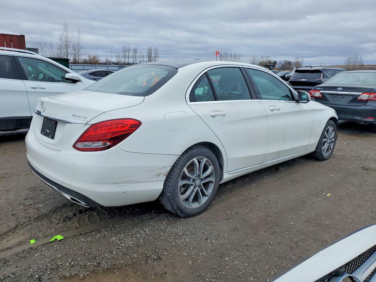 2015 Mercedes-benz C 300 4matic Белый vin: 55SWF4KB5FU022454