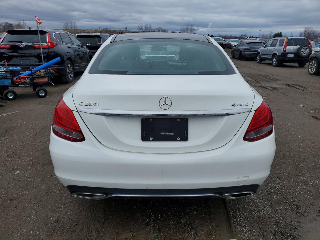2015 Mercedes-benz C 300 4matic Белый vin: 55SWF4KB5FU022454