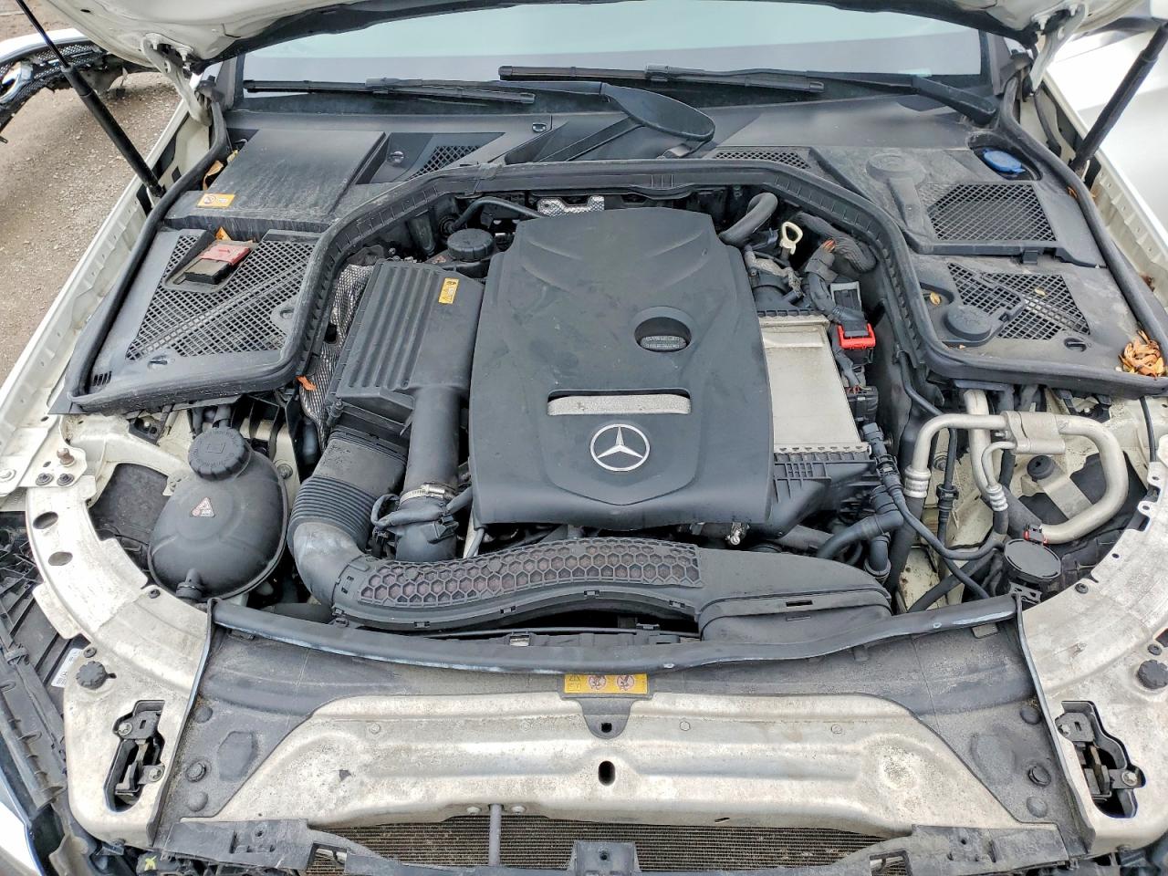 2015 Mercedes-benz C 300 4matic Белый vin: 55SWF4KB5FU022454