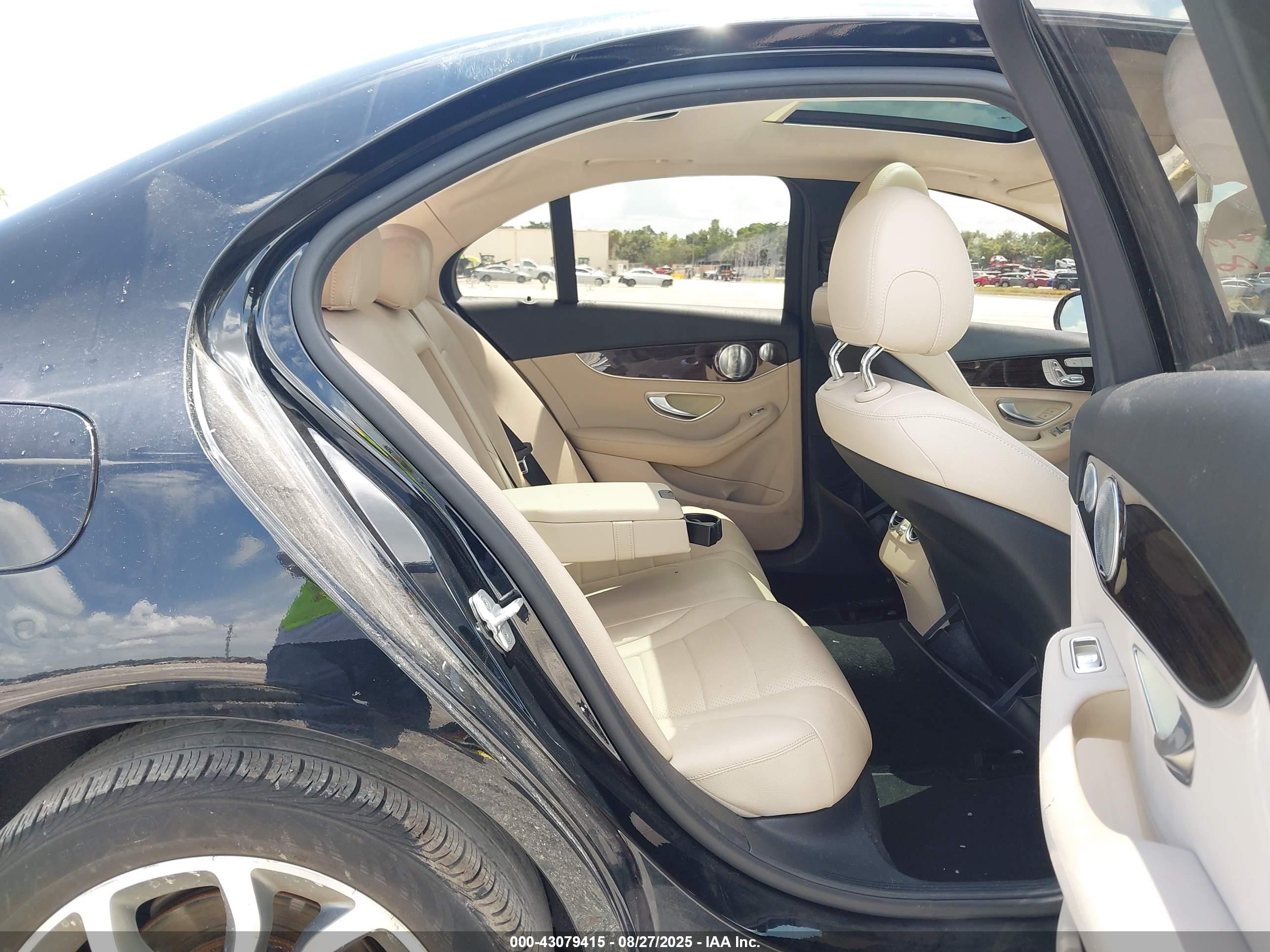 2015 Mercedes-benz C 300 4matic/luxury 4matic/sport 4matic Черный vin: 55SWF4KB5FU031879