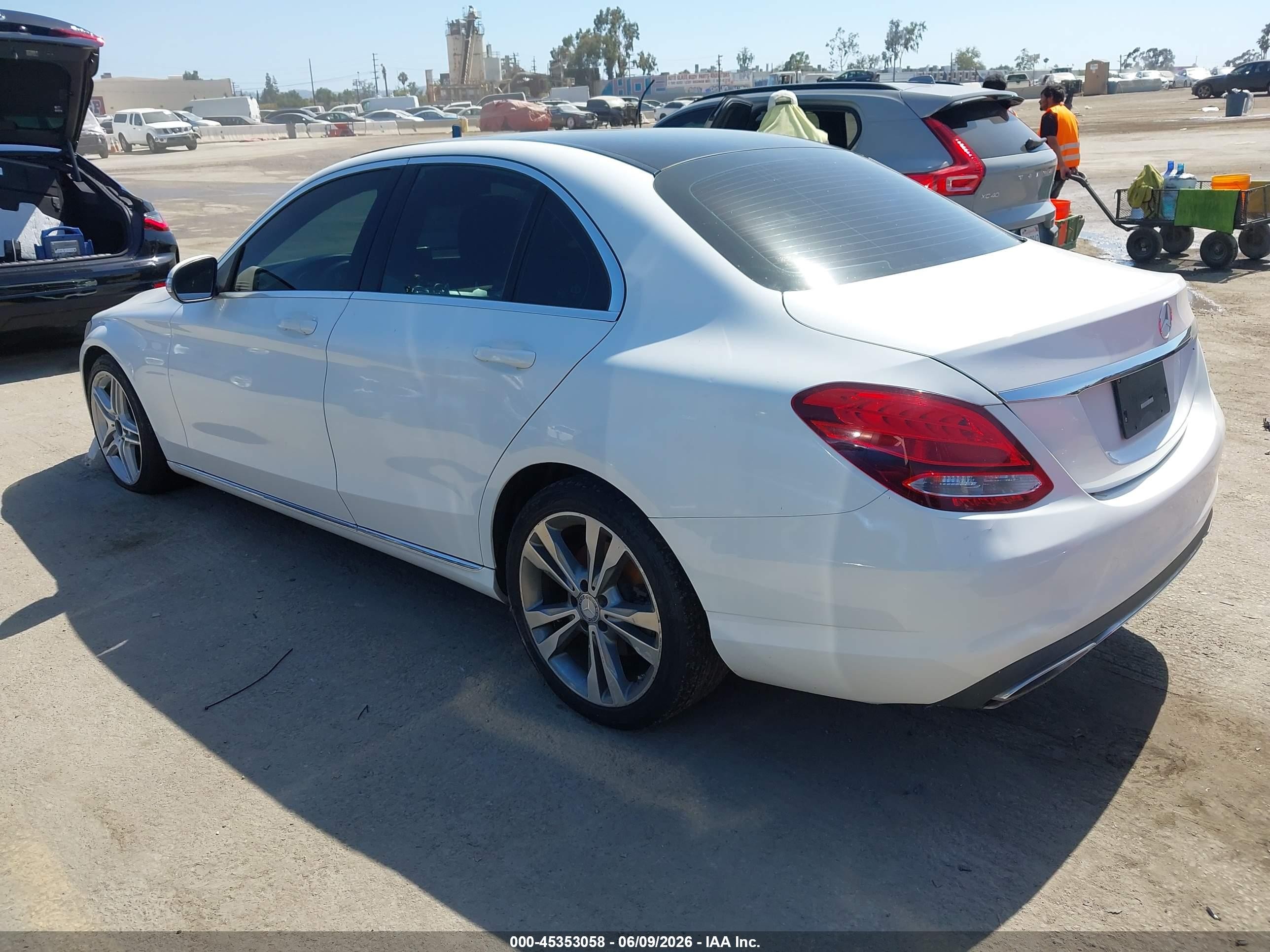 2015 Mercedes-benz C 300 4matic White vin: 55SWF4KB5FU036466