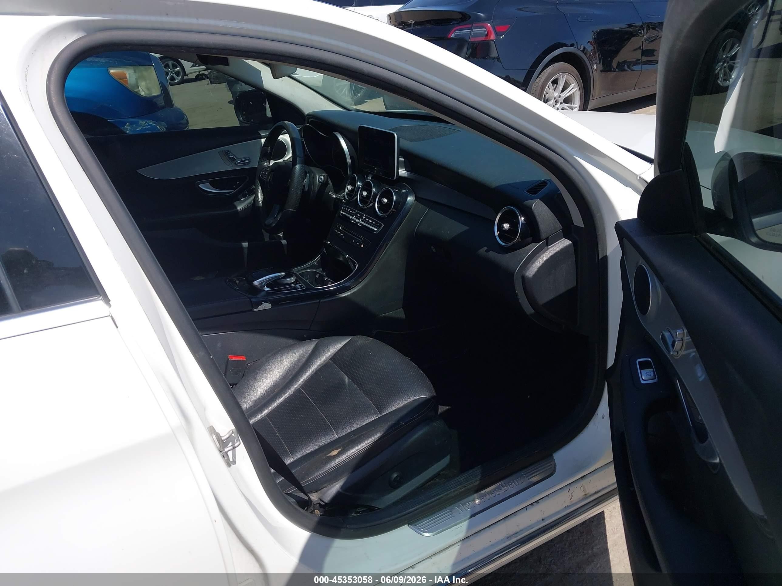 2015 Mercedes-benz C 300 4matic White vin: 55SWF4KB5FU036466