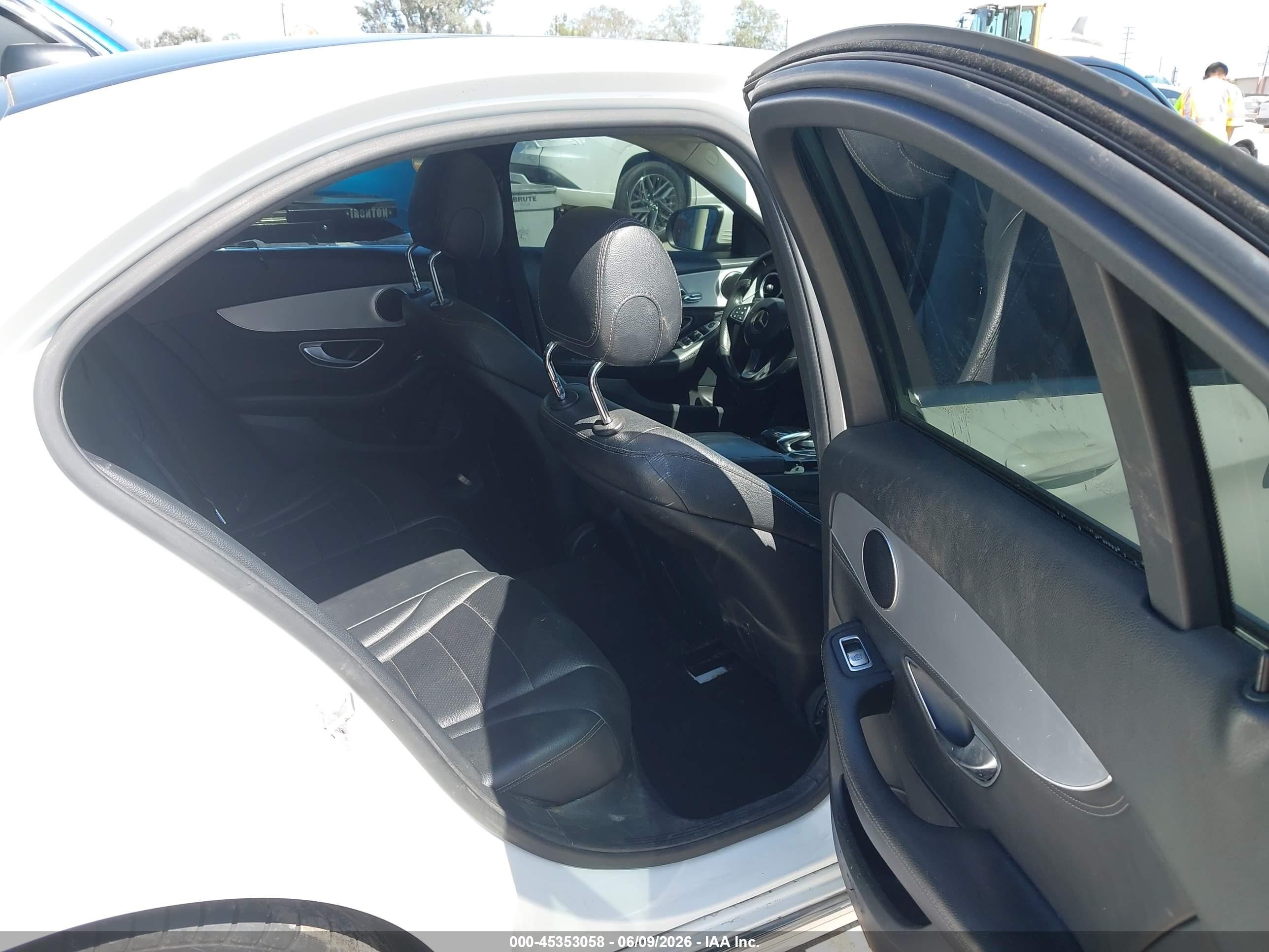 2015 Mercedes-benz C 300 4matic White vin: 55SWF4KB5FU036466