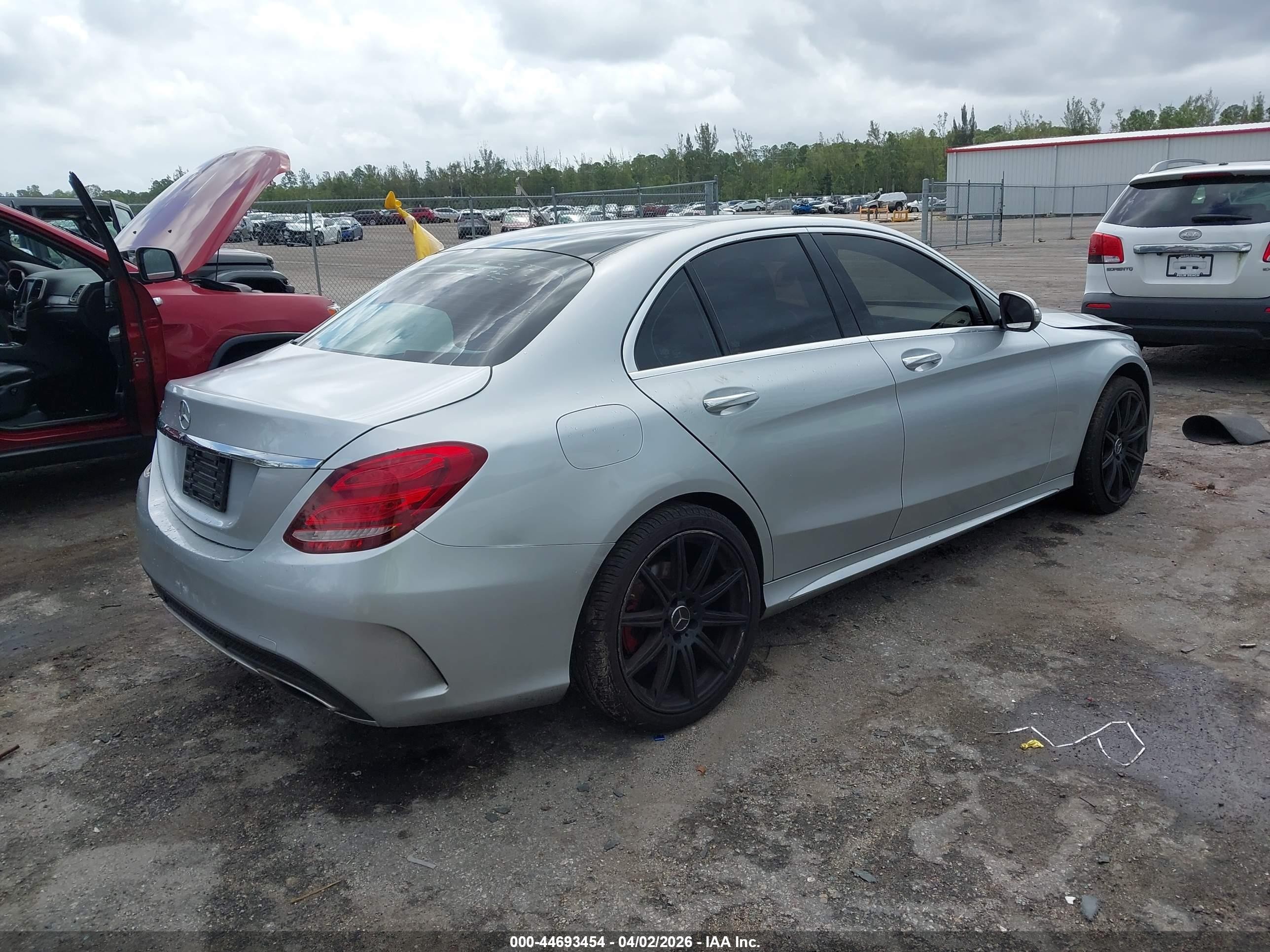 2015 Mercedes-benz C 300 Sport 4matic Silver vin: 55SWF4KB5FU048147