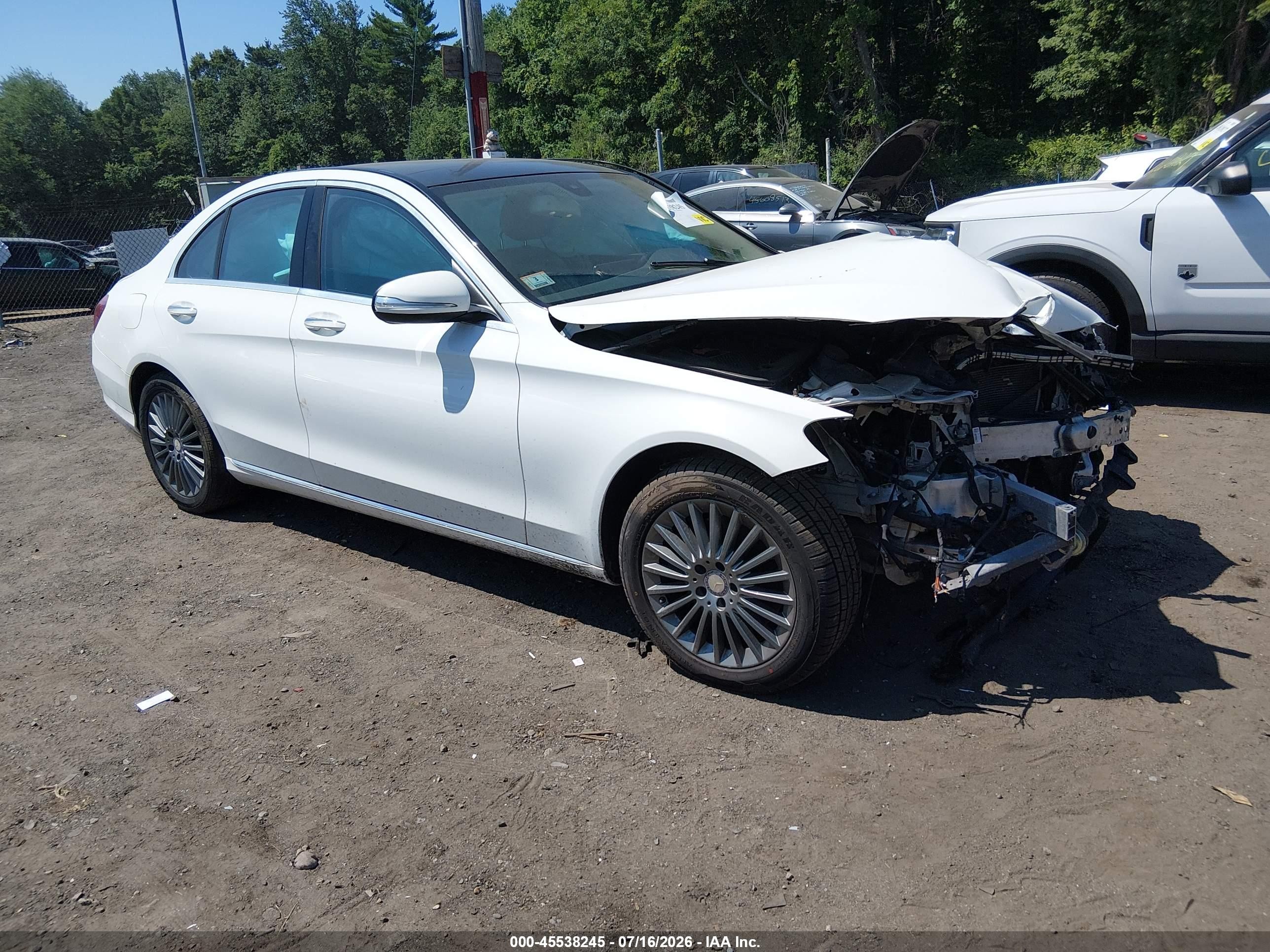 2015 Mercedes-benz C 300 Luxury 4matic White vin: 55SWF4KB5FU061657