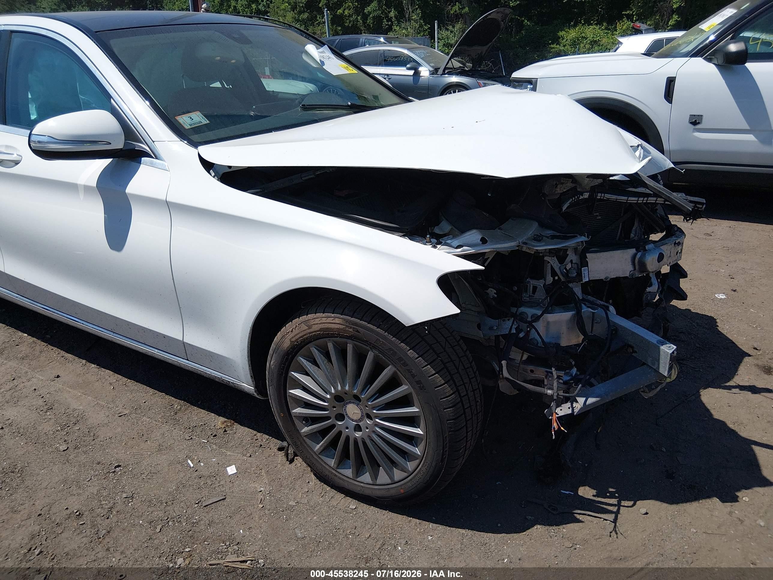 2015 Mercedes-benz C 300 Luxury 4matic White vin: 55SWF4KB5FU061657