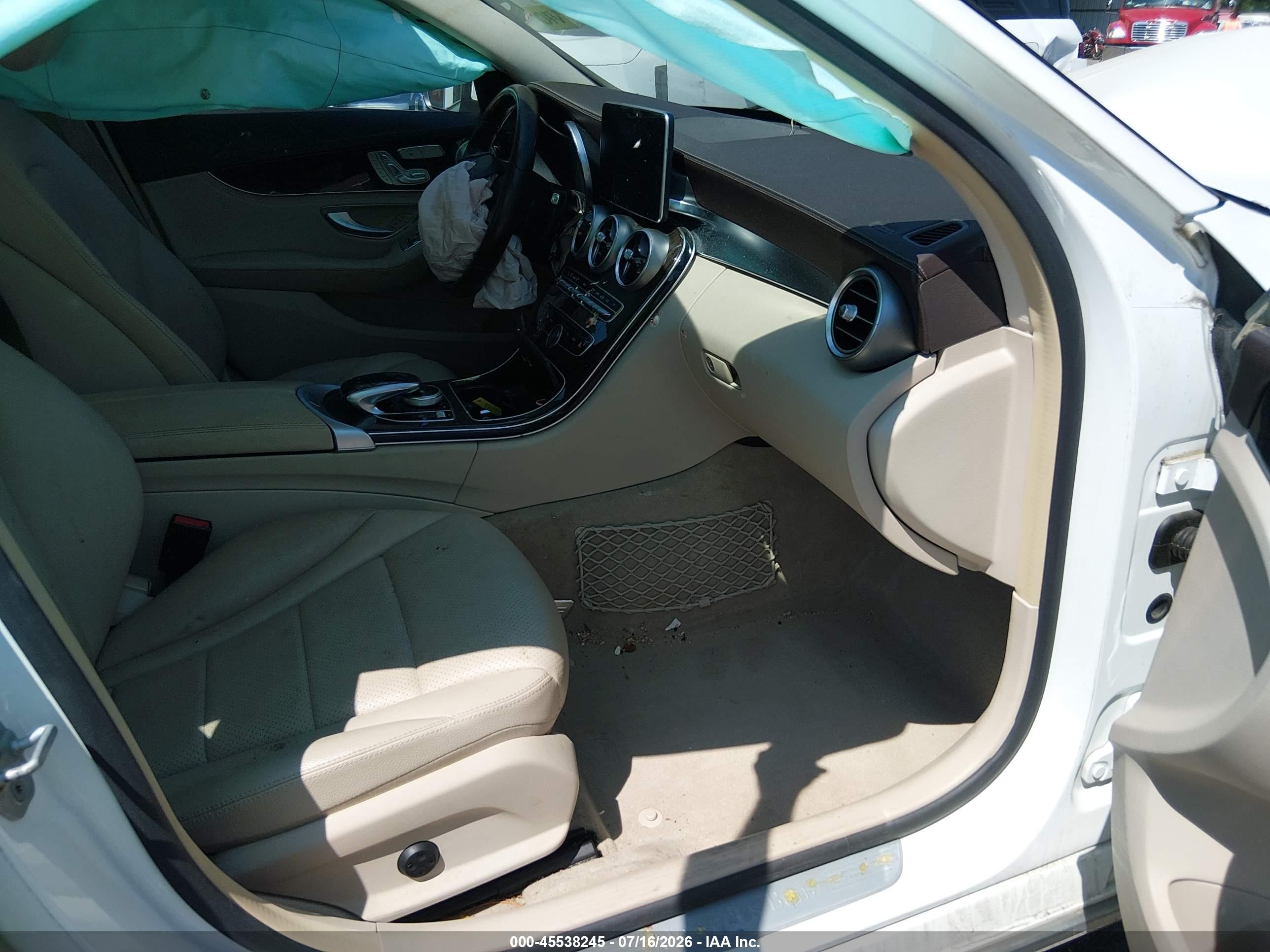 2015 Mercedes-benz C 300 Luxury 4matic White vin: 55SWF4KB5FU061657
