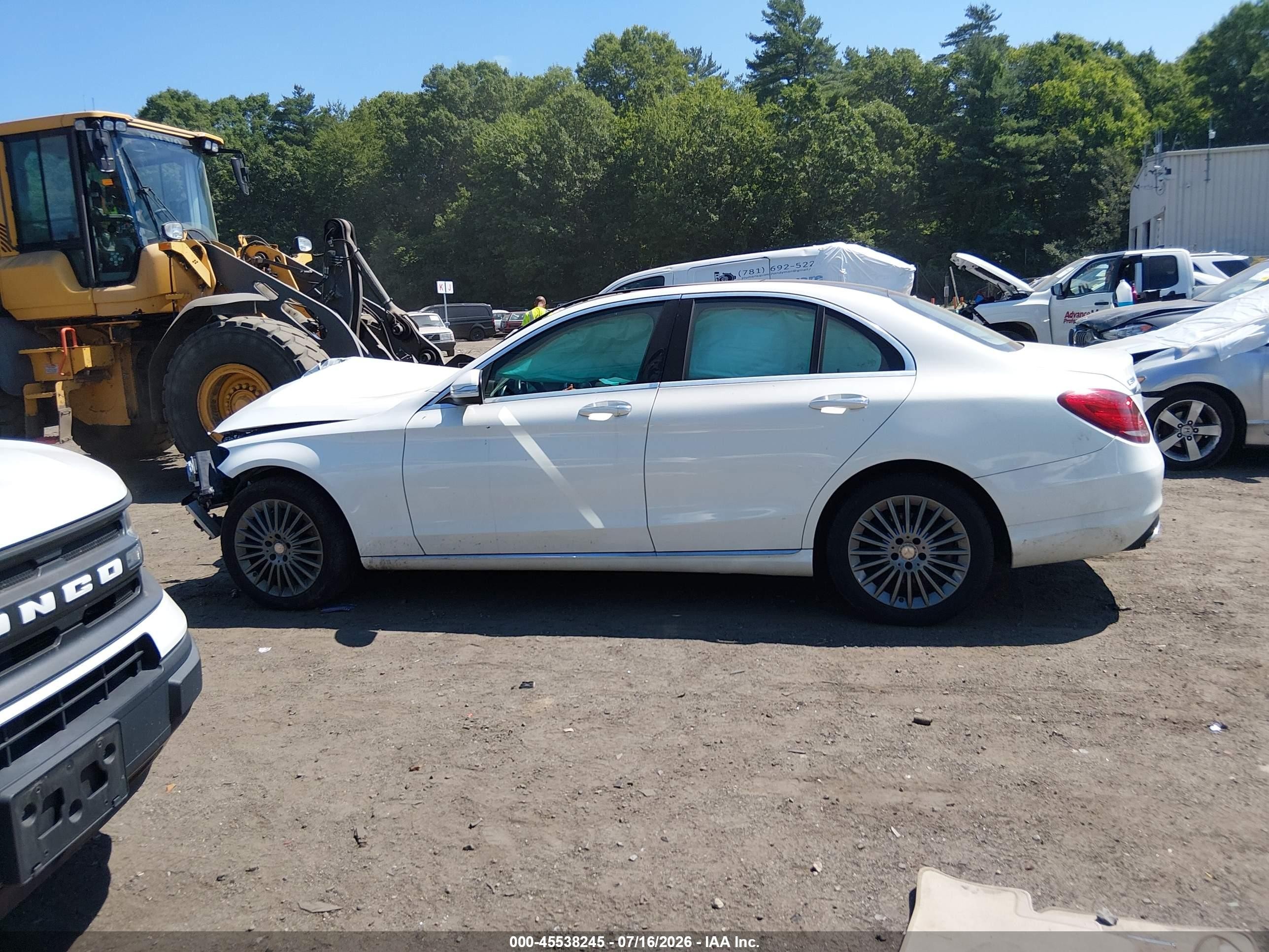 2015 Mercedes-benz C 300 Luxury 4matic White vin: 55SWF4KB5FU061657