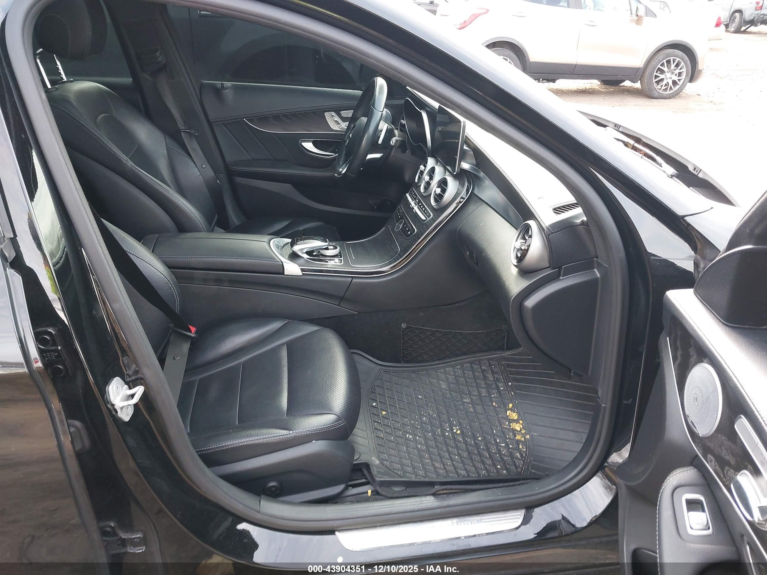 2015 Mercedes-benz C 300 Sport 4matic Черный vin: 55SWF4KB5FU086185