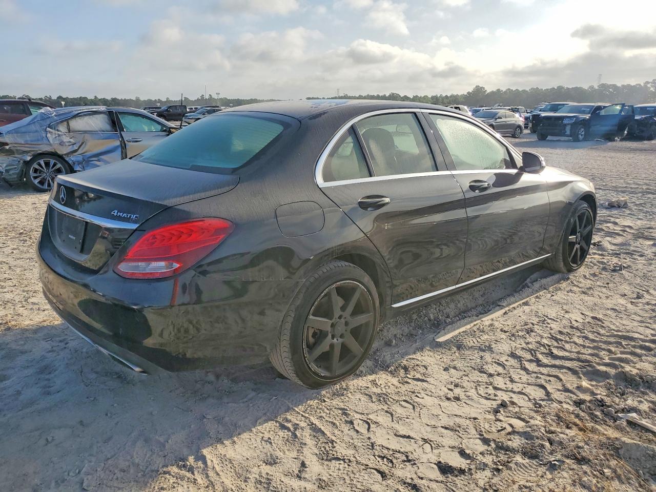 2015 Mercedes-benz C 300 4matic Черный vin: 55SWF4KB6FU015996
