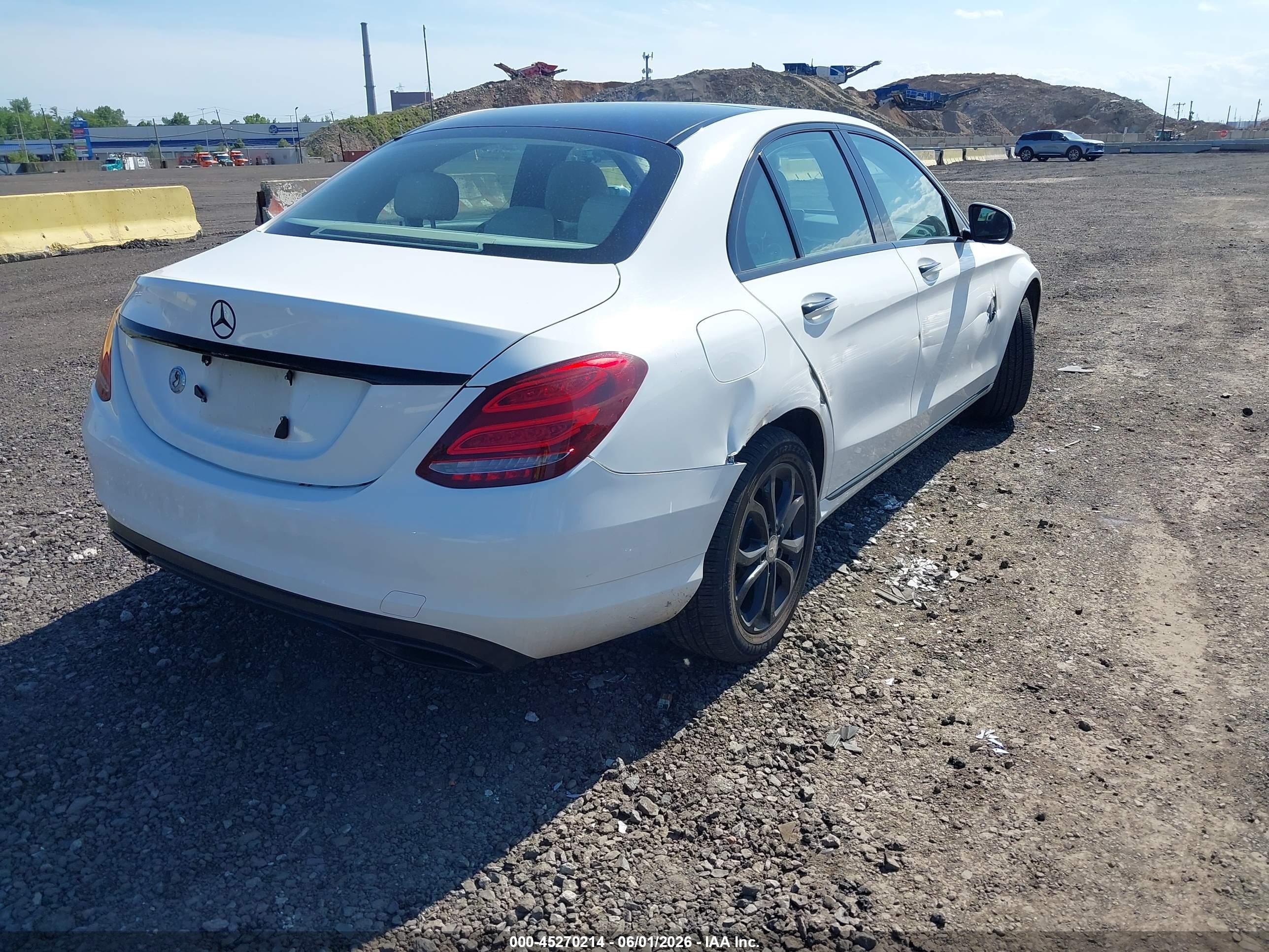2015 Mercedes-benz C 300 4matic Белый vin: 55SWF4KB6FU018493