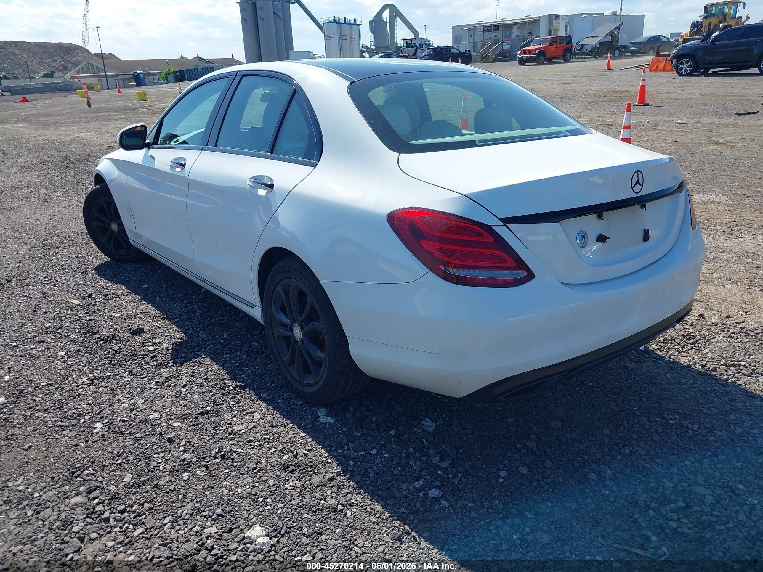 2015 Mercedes-benz C 300 4matic Белый vin: 55SWF4KB6FU018493