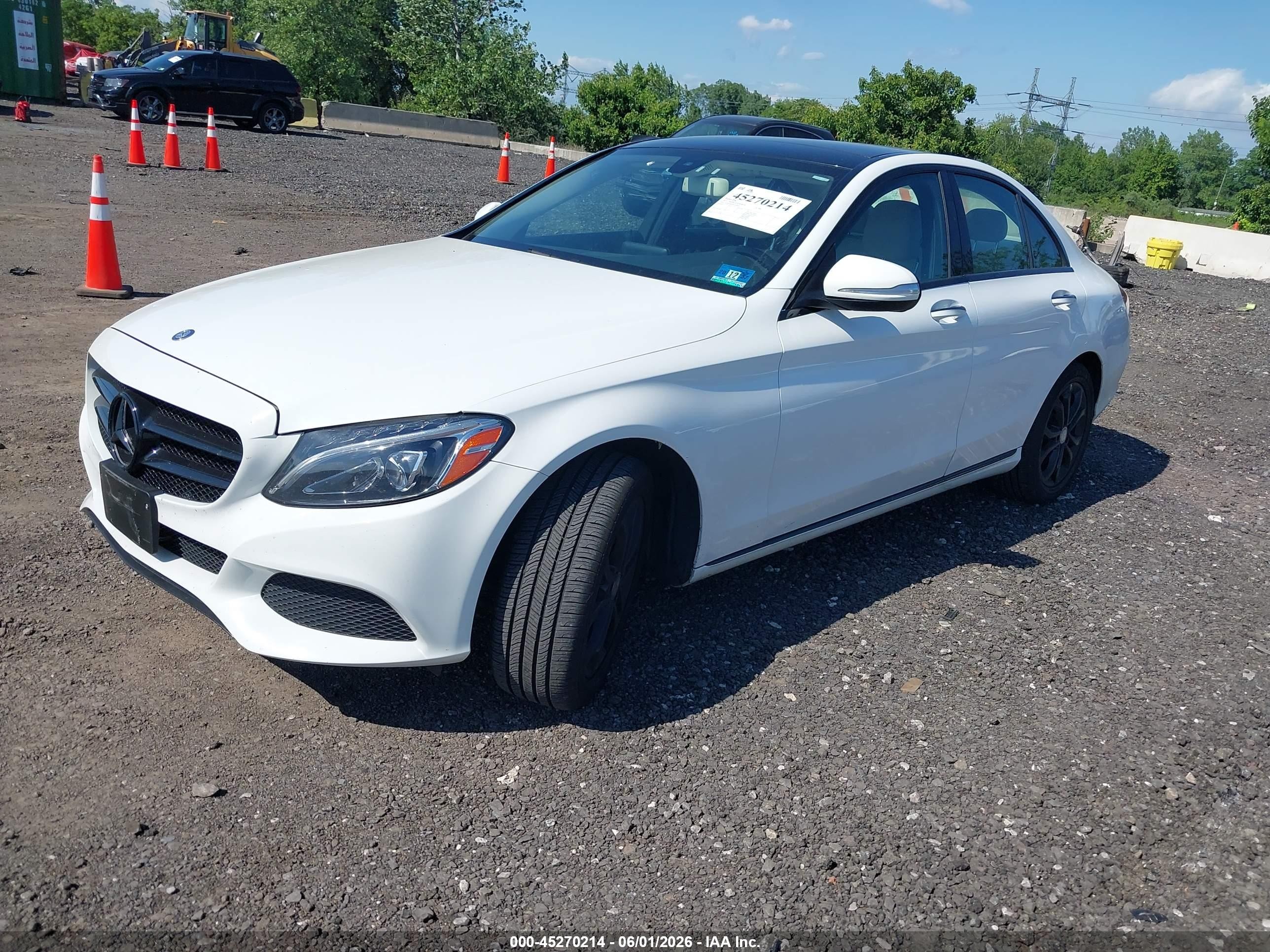 2015 Mercedes-benz C 300 4matic Белый vin: 55SWF4KB6FU018493